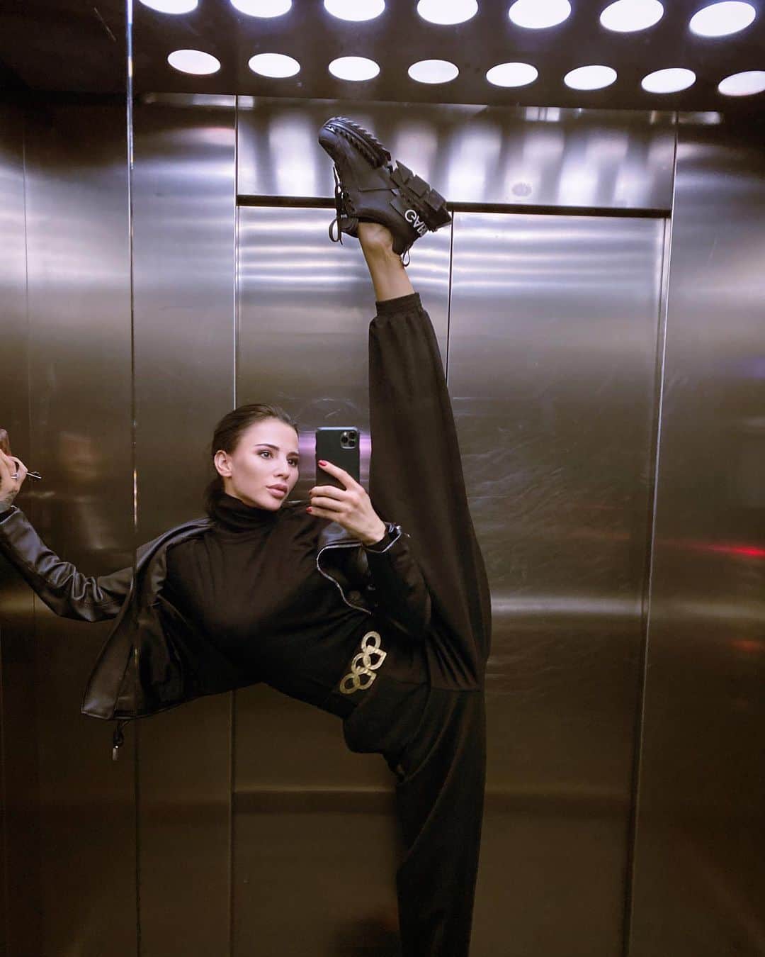 ダリア・ドミトリエワのインスタグラム：「На один шпагат больше 😅 #вдругктоневидел  Brand: @dd__collection_ , @victory.style.kzn 💫」