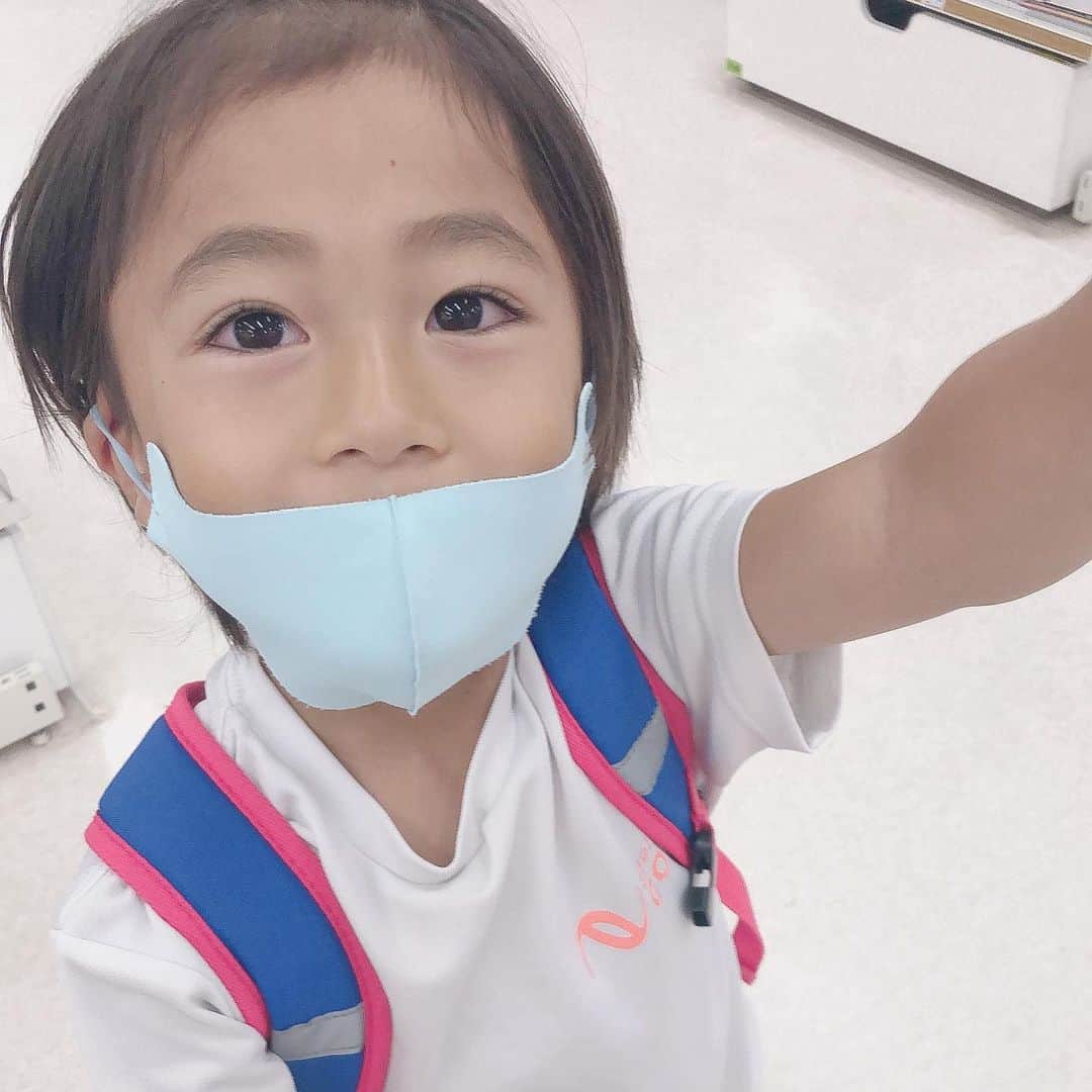 かなのインスタグラム：「． #りーくんの成長記録  体操クラブの見学に行ったら 跳び箱8段を余裕で跳べるようになってた🥺✨ 飛ぶ前に窓越しに笑顔で手を振ってくれて、ピョーンっと飛んだ姿に感動して泣いた😭 ． かっこよすぎたよ🥺💕 2個目の動画でパパに報告👨🏾 どこまでも夢中にさせてくれるりきまるくん🥰 ． ． #息子#5歳#男の子#親バカ」