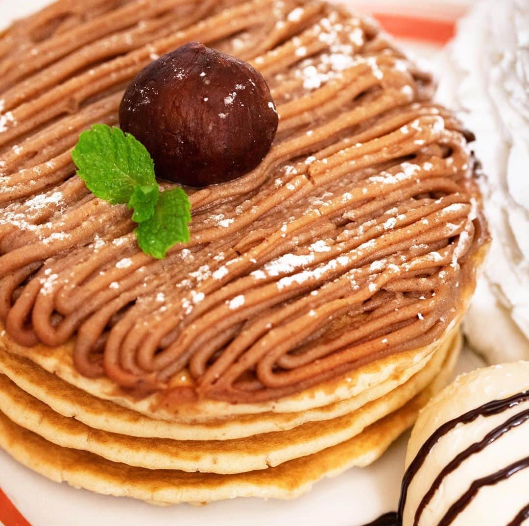 EGGS ’N THINGS JAPANのインスタグラム：「2020年9月1日（火）～9月23日（水）の期間限定で「 #モンブランクリームパンケーキ 』を販売いたします😊  たっぷりとのせたマロンクリームに甘みのある栗を盛りつけた秋ならではのパンケーキです。ほんのりとラムが香る上品な味わいに仕上げています。※テイクアウトではホイップクリームとバニラアイスは付きません。  テイクアウトも可能となっていますので、ご自宅やオフィスでもEggs 'n Thingsのお食事をお楽しみください😌🏠  =================  『 モンブランクリームパンケーキ 』  販売価格：¥1,480(税別) テイクアウト価格：¥880(税別） 取扱い店舗：国内全店舗（テイクアウト利用可能）  =================  ☆各店舗のInstagram開設いたしました！☆ 店頭のQRコードを読み取るかInstagram内で検索してぜひフォローをお願いします😆  #エッグスンシングス #エッグスン #パンケーキ #パンケーキ巡り #カフェ巡り #スイーツ #カフェ部 #限定 #グルメ #グルメ好き #東京グルメ #関西グルメ #モンブラン #栗 #eggsnthings #food #instacafe #cafe #foodstagram #pancake #sweets #instafood #aloha #hawaii #sweettooth #lunch #yummy」