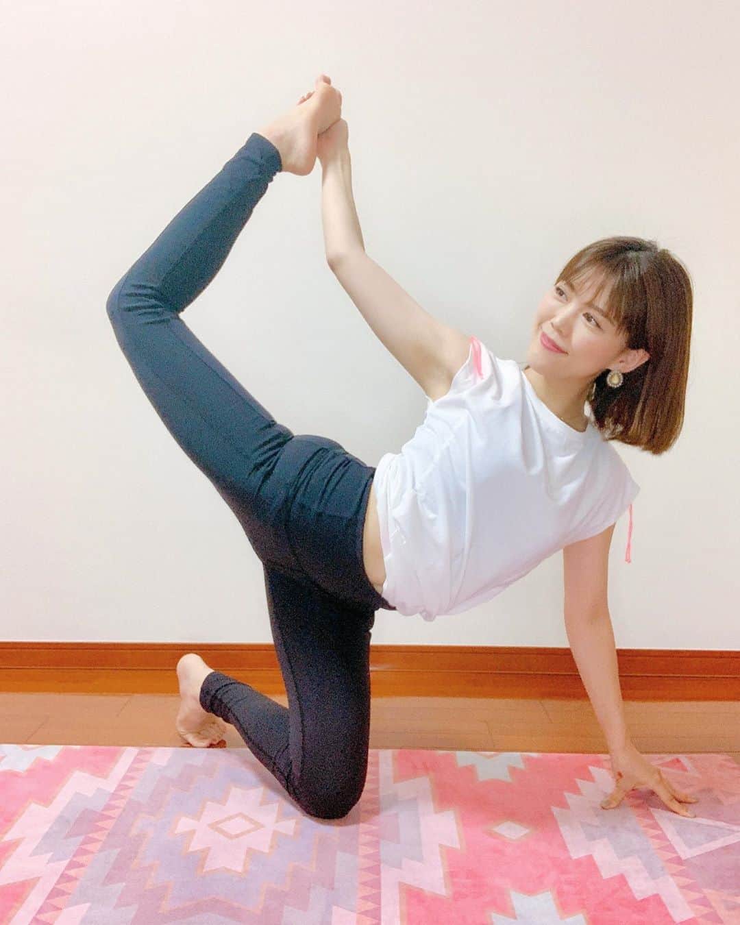 上坂由莉のインスタグラム：「﻿ こんばんは🌙ヨガ投稿🧘‍♀️﻿ 股関節のストレッチで得られる効果は様々❤️﻿ ﻿ ﻿ ☑︎ 脚の冷えや浮腫みの解消﻿ ☑︎ 骨盤の歪み改善﻿ ☑︎ 生理痛の軽減﻿ ☑︎ 姿勢の改善﻿ etc...👼﻿ ﻿ ﻿ どんなスポーツをするにも股関節の可動が﻿ 広くて損する事はないと思います⚾️⚽️🏀🏈﻿ ﻿ ﻿ 大人だけではなく子供のクラスも持ってるので﻿ 最近は体が硬い子供たちが多いなと﻿ 長年キッズヨガクラスを持ってる中で凄く感じてます💦﻿ ﻿ ﻿ 外で思いっきり遊び回ったりする機会も少なく﻿ ゲームをしたりおうちにいる時間が多いと思うし﻿ 公園に行っても遊具が私の幼少期より少なかったり 今の環境がそうさせてるて事も多いのですが🤯﻿ ﻿ ﻿ コロナで運動不足にもなってる今﻿ 体育の時間で骨折してたり、子供のロコモが増えたり﻿ ほんと私は未来が心配すぎるのですが😭﻿ ﻿ ﻿ 180度開く必要はないと思いますが﻿ 股関節周りのストレッチをする事で﻿年齢に関係なく 少しずつでも柔らかくもなってくるので﻿ 是非日々の日課に取り入れてみてください🌈🥰﻿ ﻿ ﻿ #ヨガ #ヨガインストラクター #股関節 #ストレッチ #柔軟﻿ #yoga #yogainstructor #bodymake #bodybalance #京都ヨガ」
