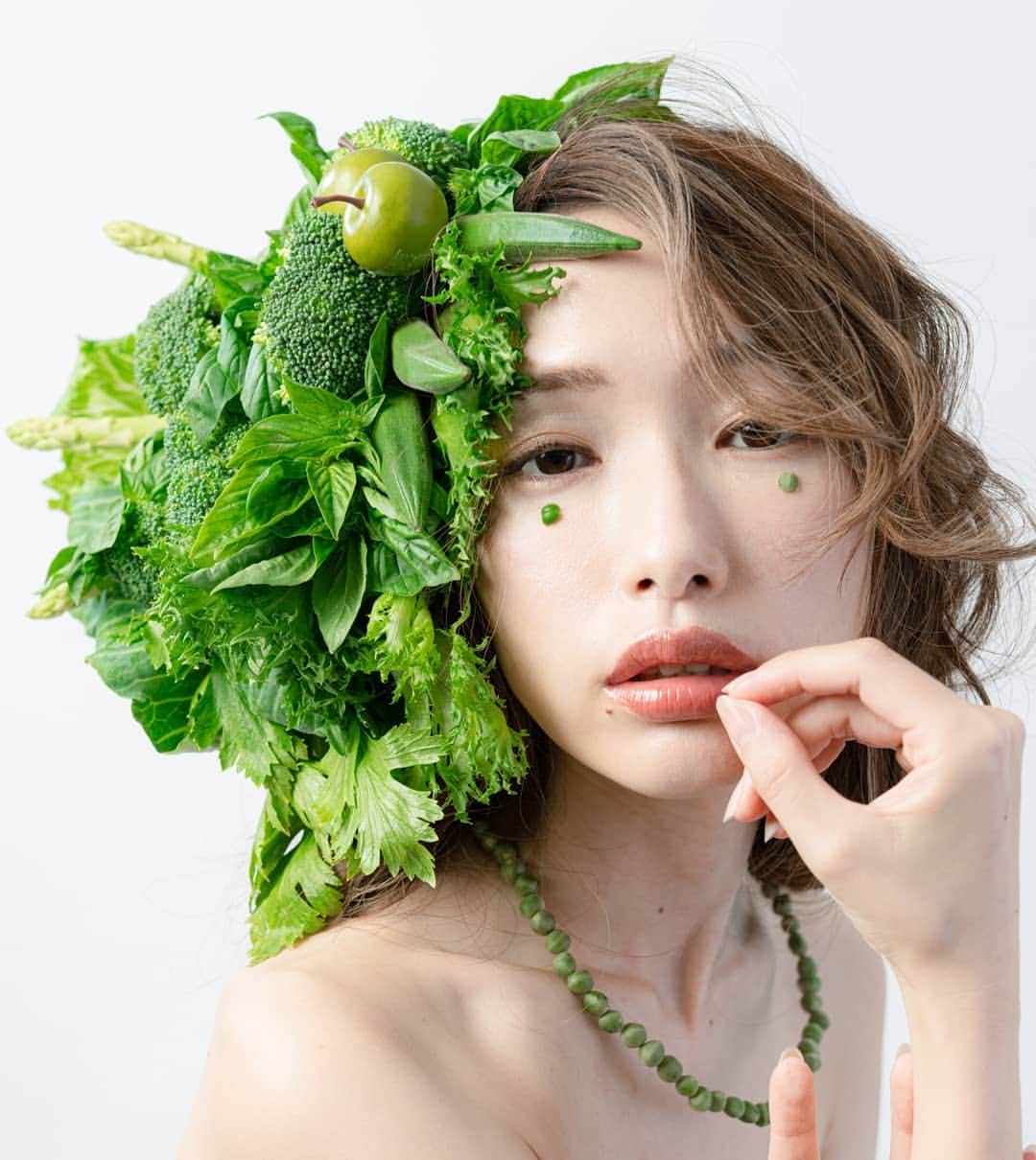 のインスタグラム：「今日は野菜の日🥦🥦🥦 8/31 野菜をたべよう🍆🌽 でも野菜高すぎ～🥺🥺 買えない、、(笑) * * * ■□■□■□■□■□ photo by @kagawa_junpei  hairmake by @miomiooooooo77  hairmake by @yoshida_shinobu  model by @ma7am1  ■□■□■□■□■□ * * #野菜 #野菜たっぷり #野菜生活 #ベジタリアン #緑 #食べられるアート #野菜を食べよう #野菜の日 #vegitarian#beautyshoot #vegitable  #ポトレのセカイ #フリーモデル #japan_of_insta #japanart #名古屋から世界へ #beautyphotography #beautyphotoshoot」