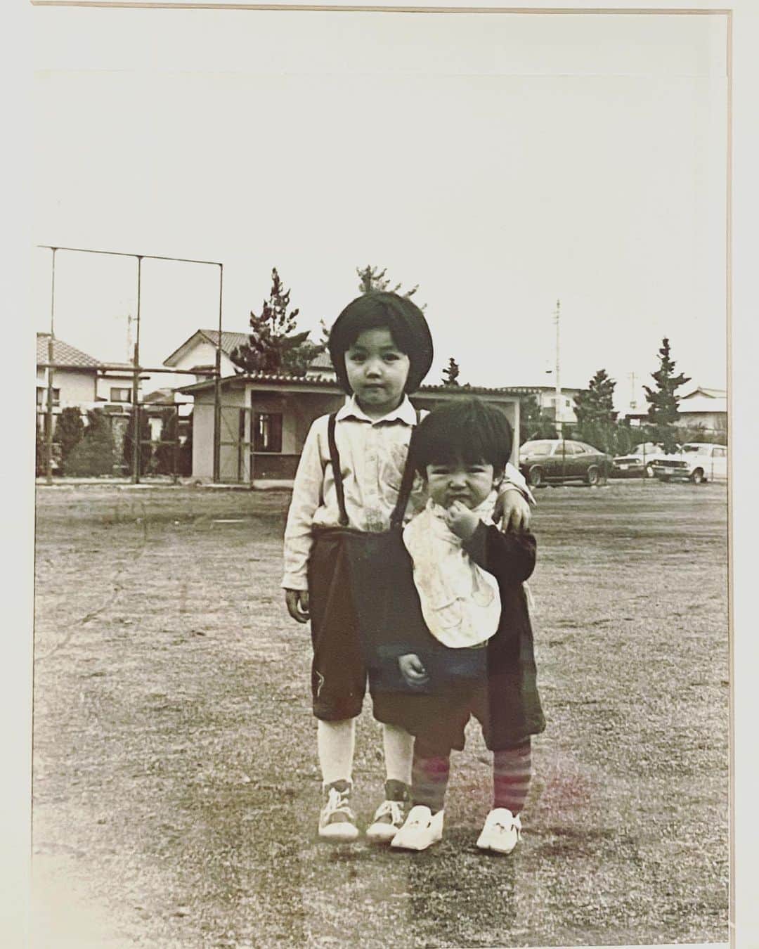 野本かりあさんのインスタグラム写真 - (野本かりあInstagram)「幼き頃の私と弟。 モノクロームだと、凄い昔の写真のよう。」8月31日 19時21分 - karianomoto