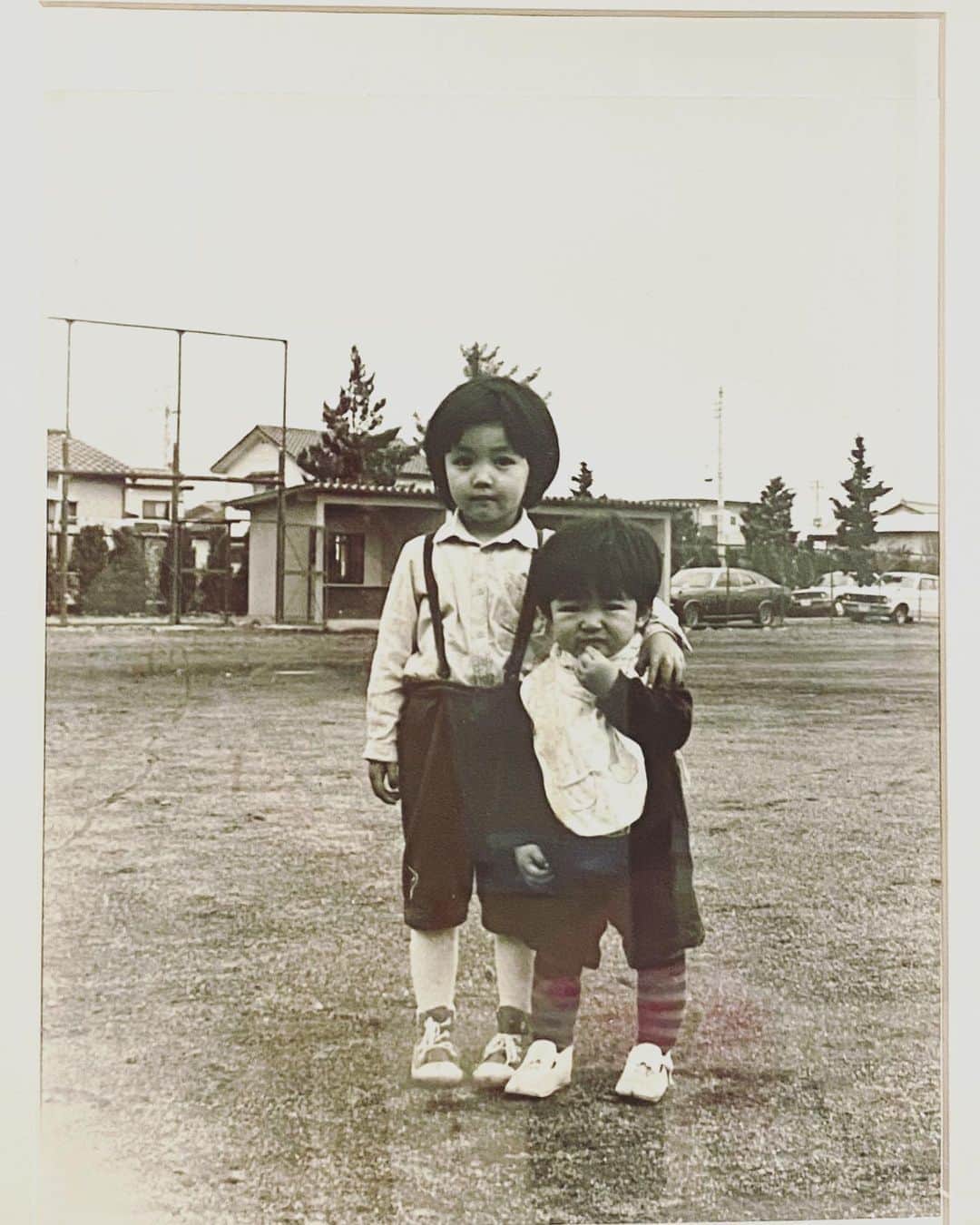 のインスタグラム：「幼き頃の私と弟。 モノクロームだと、凄い昔の写真のよう。」