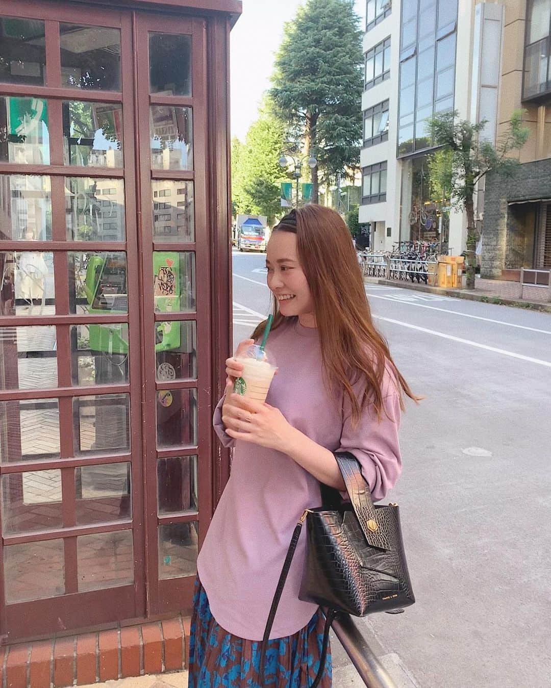 神尾美沙のインスタグラム：「🍂﻿ ﻿ そろそろ秋色が気になる…♡﻿ Mila OwenのロンTはライトベージュと﻿ 迷いに迷ったんだけど、色物のスカートと﻿ 合わせたいな〜と思って！﻿ 楽に着れるのにキレイ色だから﻿ ラフすぎなくていい感じであった。﻿ ﻿ ﻿ そして私、はじめてAmazonで服を買いました😳﻿ これまで散々Amazonさんにはお世話になっていたが﻿ 服を買う概念はなかった…﻿ ﻿ プライム会員が利用できる﻿ プライム・ワードローブっていうサービスがあって、﻿ 注文したら家で試着して、気に入ったら買うという﻿ 素敵すぎサービスだった。﻿ ﻿ しかもプライム会員なら無料💸﻿ 送料も返送料も無料💸 すご…﻿ （返送伝票も入ってるおもてなし具合）﻿ 私151cmだし、パンツとか怖くてネットで買えないもんね。。﻿ これからこれじゃん。笑﻿ ﻿ ﻿ ストーリーズにリンク貼ったので﻿ Mila OwenのロンT、見てみてください〜♡﻿ たくさん着よっ。﻿ ﻿ ﻿ ﻿ @amazonfashionjp  #amazonで発見#amazonfashionjp#PR#autumn#fashion#milaowen#adametrope﻿ #秋コーデ#ロンT#ロンTコーデ#花柄スカート#ミラオーウェン#アダムエロペ#秋服コーデ#ブラウンコーデ#プリーツスカート#今日のコーデ#シンプルコーデ#カジュアル#スカートコーデ#きれいめカジュアル#オフィスカジュアル#きれいめコーデ#大人コーデ」
