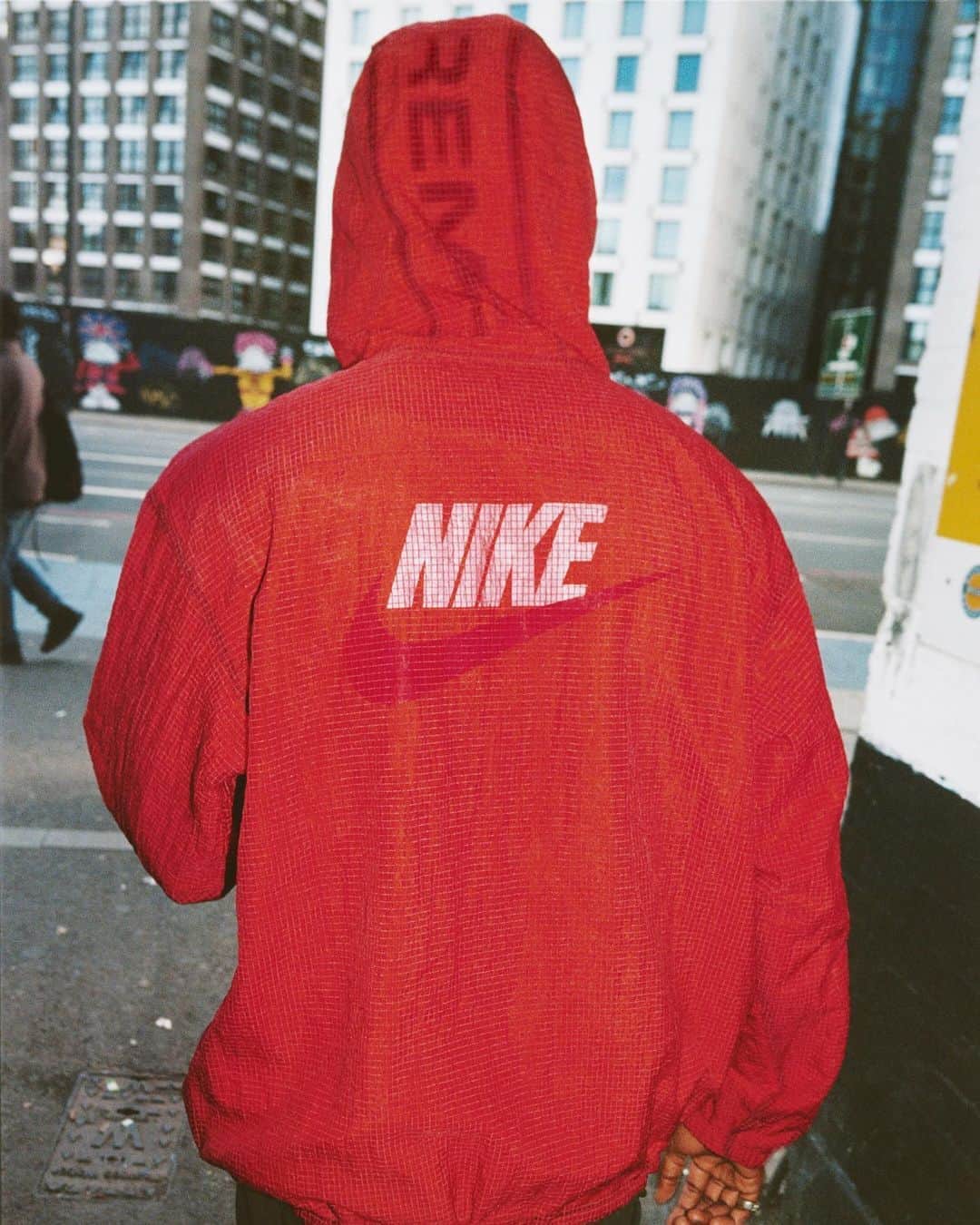 HYPEBEASTさんのインスタグラム写真 - (HYPEBEASTInstagram)「@hypebeaststyle: @supremenewyork and @nike are back with a new set of co-branded goods, consisting of a Reversible Anorak, Soccer Jersey, Crewneck, Reversible Pant and Sweatshort. Expect it all to arrive in the US on September 3, and then release in Japan on September 5.⁠⠀ Photo: Supreme」8月31日 19時30分 - hypebeast