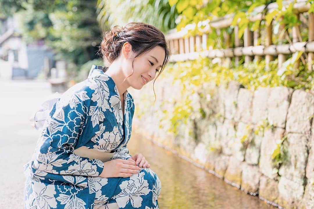 鈴木芳奈のインスタグラム：「暑かった毎日もなんだか涼しくなって、ちょっと肌寒くなってきましたね〜 今年は浴衣姿、お届けできてよかった^ ^ 8月が終わるだなんて、なんだか信じられないけど、9月が楽しみっ 9月はどんな秋にしよっかね🍁 読書の秋かな？食欲の秋かな？」