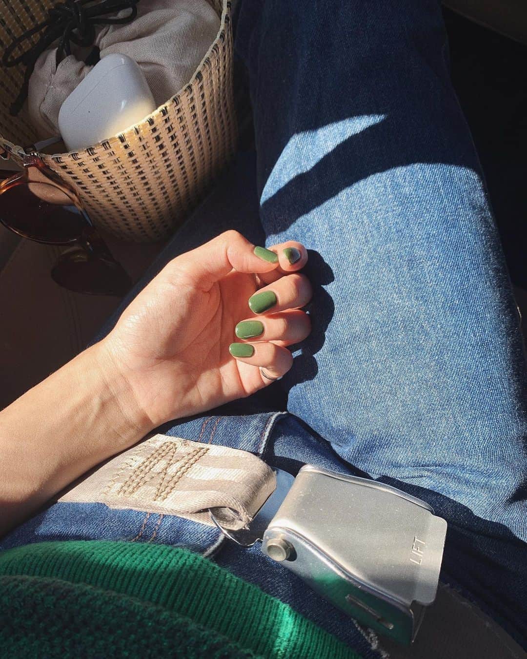 猪鼻ちひろのインスタグラム：「💚🌵🍃🌳🐊 ネイルの色がお気に入りすぎる♡ そうだ。あとからエアーポッズに、 刻印はできないものかねぇ？🎤🎧🩺 #夏の空とか光がもう終わるのかなぁと思うとおセンチ #猪鼻ネイル #エアーポッズ #ちひろのお洋服」