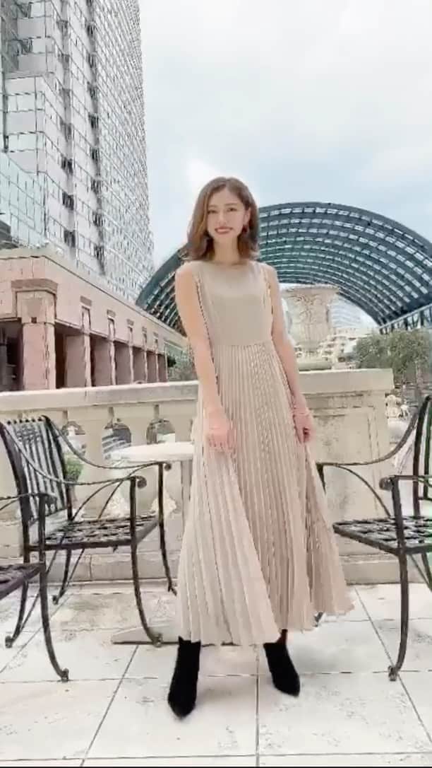 石黒美帆のインスタグラム：「@elenore_official 秋服撮影🍁  この上にニット着ても可愛いんだ☺️  #fashion#elenore#fashionstyle#fashiongram#instafashion#outfit#ootd#dailylook#패션#오오티디#ファッション#コーデ#秋服#秋コーデ」