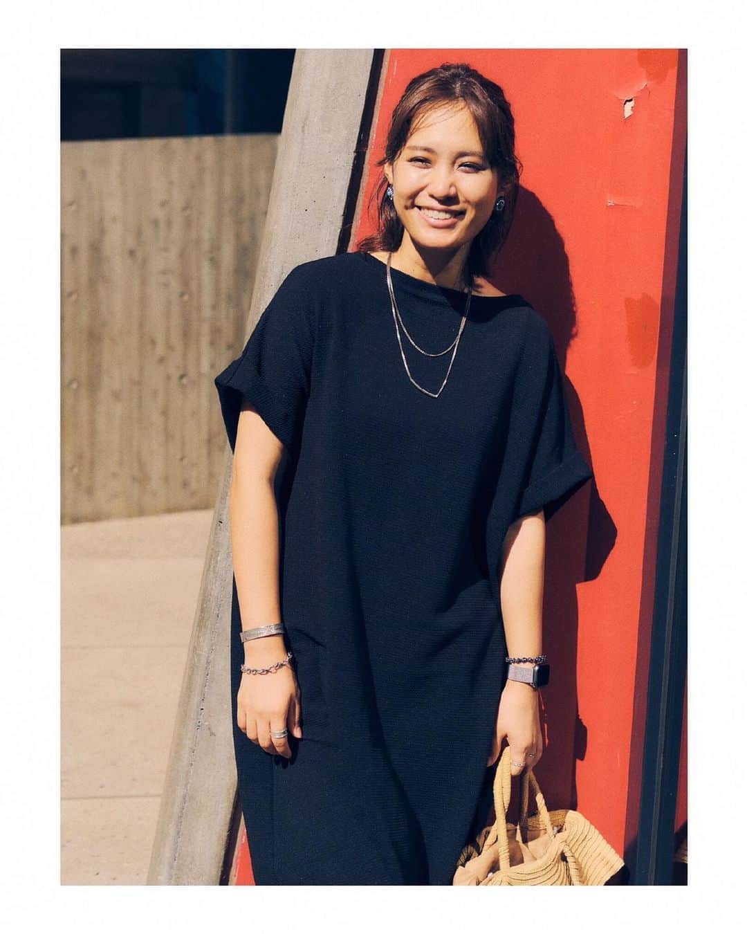 二宮愛のインスタグラム：「お散歩がてらに撮っていただいた写真🧡 フォトグラファー佐々木さん　@tomokazu_sasaki  の手にかかれば、撮られ慣れてない私でも自然に写る！笑  感謝&感謝の気持ちいっぱいで、８月も終わります🌻 ________________ #pro #photographer #photography #photograph #aininomiya @ #ueno」