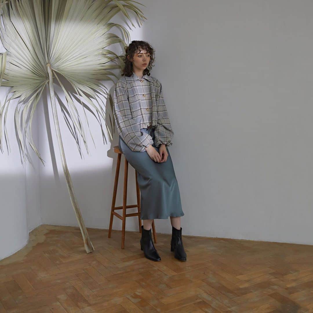 エリオポールのインスタグラム：「. AUTUMN & WINTER 2020 . JACKET [BAUM UND PFERDGARTEN]  56,000yen+tax SKIRT [HÉLIOPÔLE]  17,000yen+tax EAR CUFF [Saskia Diez]  12,000yen+tax HAIR CLIP [Saskia Diez]  13,000yen+tax . . . . #HELIOPOLE #エリオポール #2020aw #autumnwinter #selectshop #fashion #style」