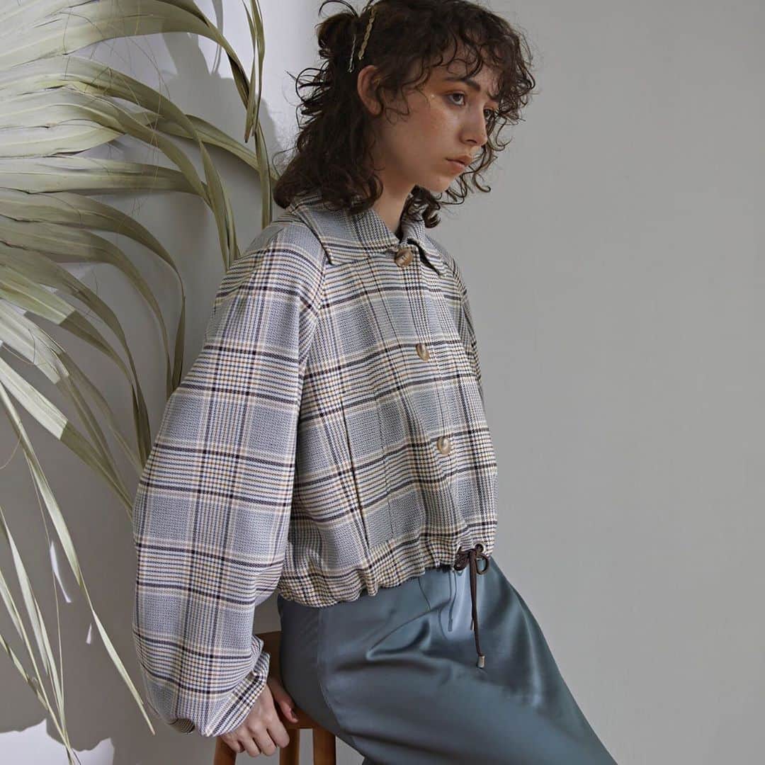 エリオポールのインスタグラム：「. AUTUMN & WINTER 2020 . 機能的な素材やミリタリーの要素を取り入れた、「ワークMIX」コレクション。 “Utility”をキーワードにした、ビッグポケットのワークジャケットやオーバーサイズのブルゾン。カーキ・ベージュや伝統的なペイズリー柄のアイテムは、無骨さとスタイリッシュさを兼ね備え、さまざまなスタイルに合わせやすいのが特徴です。 . . . . #HELIOPOLE #エリオポール #2020aw #autumnwinter #selectshop #fashion #style」