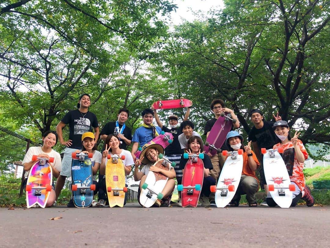 hoshinofumikaのインスタグラム：「Your own wave 🌊 🏄‍♀️💖 @yowsurf  全国のムラサキスポーツに入荷してます🌼✨ スノーボードのオフトレに！ サーフィンの陸トレに！ 運動不足に！ みんなで、そして1人でも楽しめるものだよ💓 足で漕がなくても 慣れたら平らな道はもちろん、坂道だってグングン進めるスケートボード🛹♪ 滑ろう会イベントの前は ヤウサーフ試乗会したよ🌼 あー楽し！ 私は犬の散歩にも使ってるよ❤️🏄‍♀️ . . . @yowsurf @advancesurfandsnow @murasakisports_official @murasakibeachwomen #yow #yowsurf #yourownwave #ヤウ　#ヤウサーフ　#スノーボード　#スノボ仲間　#ヤウ入荷　#ムラサキスポーツ」