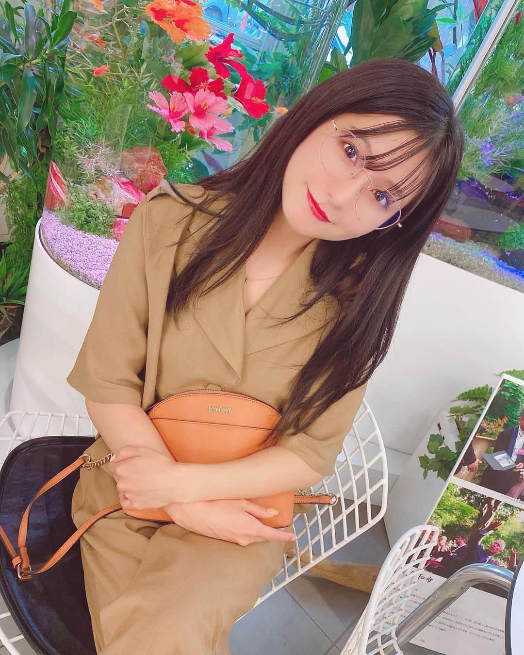 谷川愛梨のインスタグラム：「: 今日は文字を読むお仕事が多かったので ガチメガネdayでした🤓」