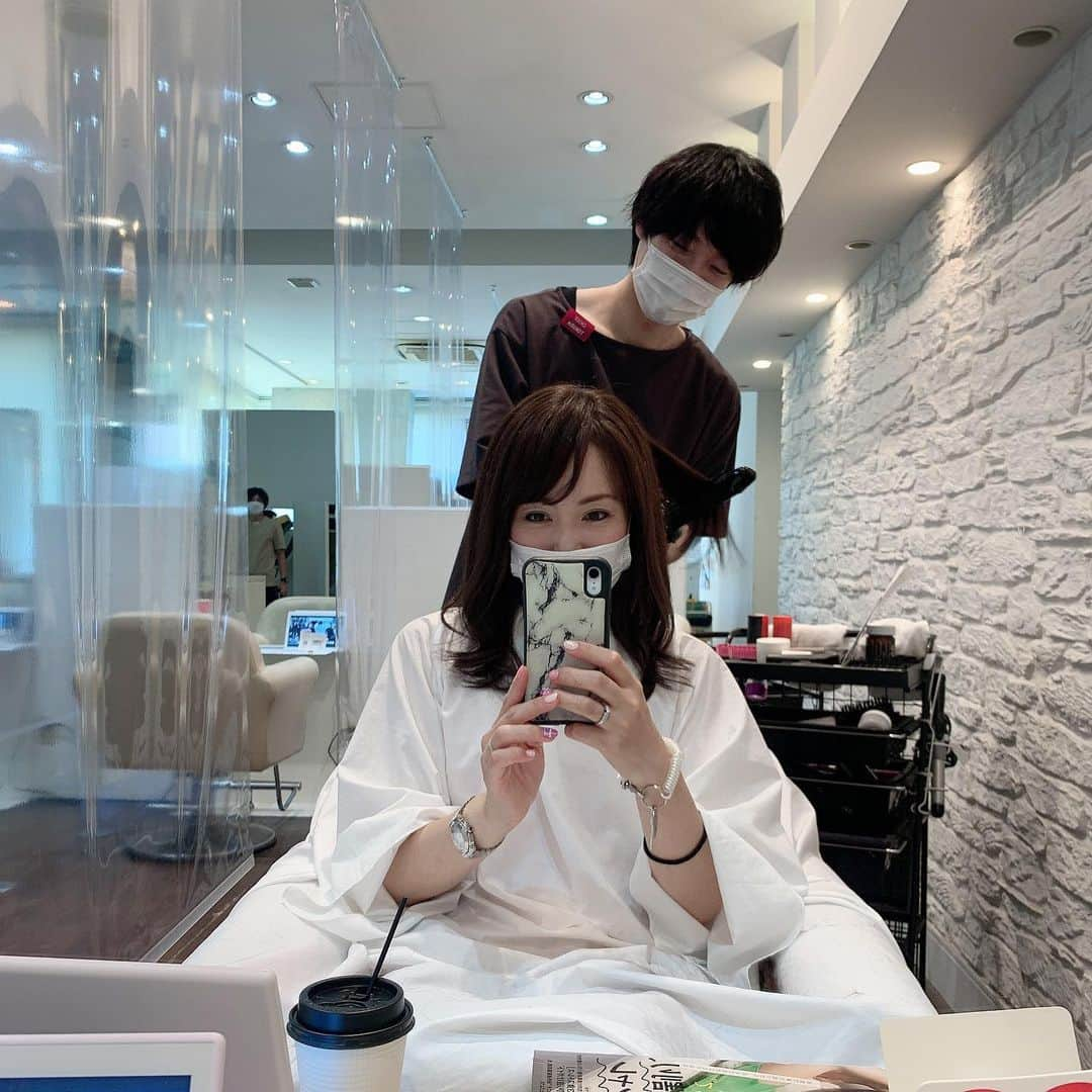 澤野井香里さんのインスタグラム写真 - (澤野井香里Instagram)「ヘアメンテナンスに#ケア梅田 へ(*^^*)﻿ 徳田さんにお任せで、カット✂︎してちょっと落ち着いたオリーブベージュのカラー✨﻿ 検温・マスク😷・手指消毒に加え、飛沫対策として一人一人にパーテーションが加えられてて、感染対策しっかりされてて安心＾＾﻿ ﻿ トリートメントと一緒にして頂いた、#炭酸シャンプー　が頭皮からシュワシュワ&スースー🧊する感覚が気持ち良すぎてクセになりそう😝﻿ 『CARE UMEDA』のLINE@登録で、炭酸シャンプーのサービスクーポンもらえますょ💡﻿ ﻿ 癒しの美容時間でした💐﻿ ﻿ #CARE梅田 @careumeda  @care_salon ﻿ アーバンテラス茶屋町B-4﻿ ☎︎0663720116﻿ ﻿ #ks_20✨ #ks_beauty✨﻿ #careumeda #hairsalon #ks_osaka✨ #大阪 #梅田 #ケア #CARE梅田 #大阪美容室 #梅田美容室」8月31日 19時45分 - kaori_sawanoi