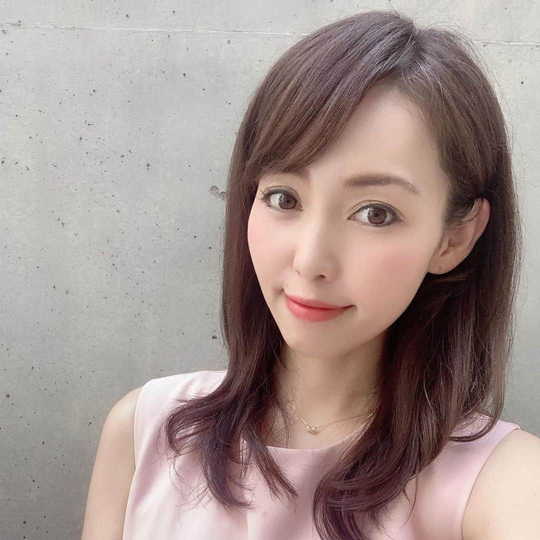 澤野井香里さんのインスタグラム写真 - (澤野井香里Instagram)「ヘアメンテナンスに#ケア梅田 へ(*^^*)﻿ 徳田さんにお任せで、カット✂︎してちょっと落ち着いたオリーブベージュのカラー✨﻿ 検温・マスク😷・手指消毒に加え、飛沫対策として一人一人にパーテーションが加えられてて、感染対策しっかりされてて安心＾＾﻿ ﻿ トリートメントと一緒にして頂いた、#炭酸シャンプー　が頭皮からシュワシュワ&スースー🧊する感覚が気持ち良すぎてクセになりそう😝﻿ 『CARE UMEDA』のLINE@登録で、炭酸シャンプーのサービスクーポンもらえますょ💡﻿ ﻿ 癒しの美容時間でした💐﻿ ﻿ #CARE梅田 @careumeda  @care_salon ﻿ アーバンテラス茶屋町B-4﻿ ☎︎0663720116﻿ ﻿ #ks_20✨ #ks_beauty✨﻿ #careumeda #hairsalon #ks_osaka✨ #大阪 #梅田 #ケア #CARE梅田 #大阪美容室 #梅田美容室」8月31日 19時45分 - kaori_sawanoi