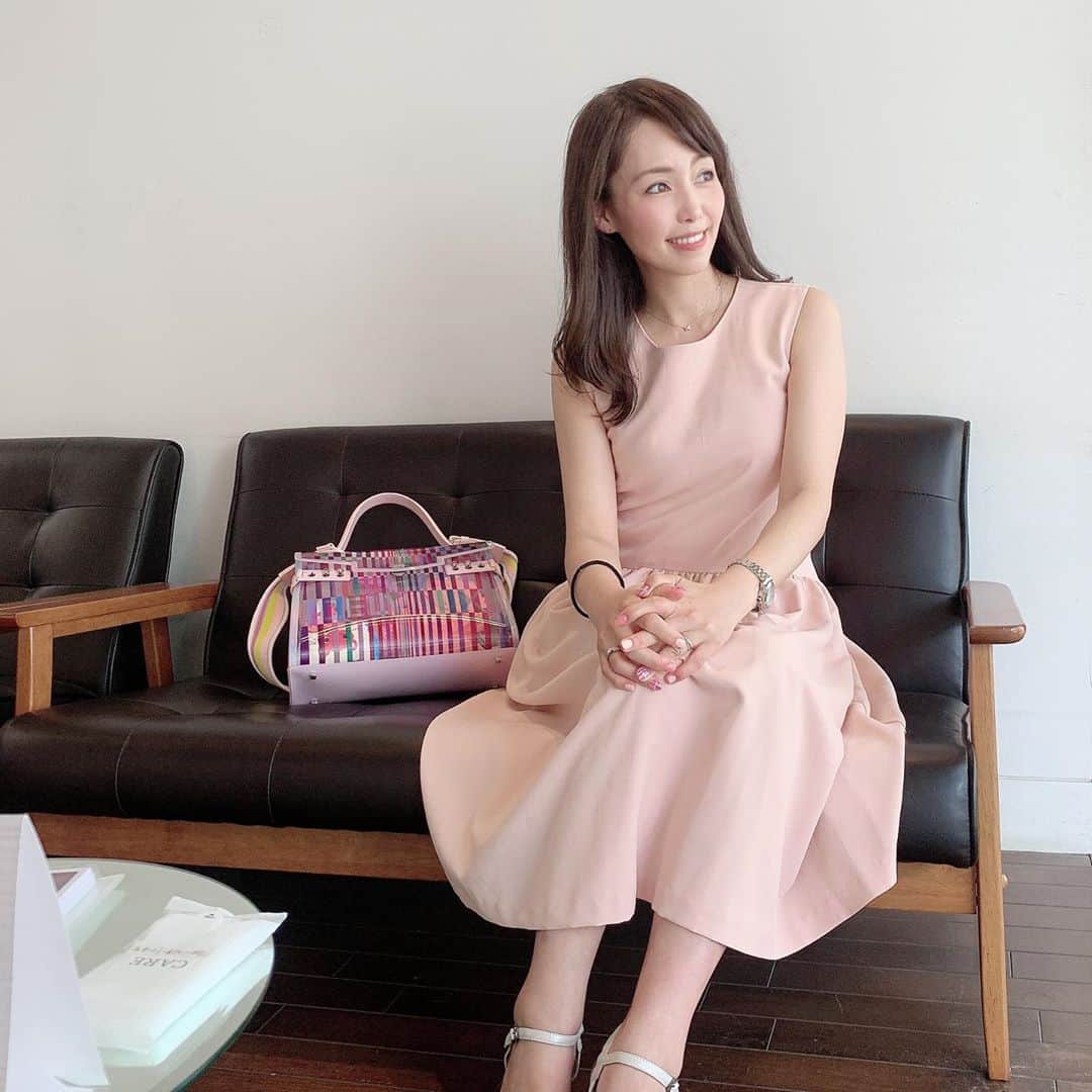 のインスタグラム：「ヘアメンテナンスに#ケア梅田 へ(*^^*)﻿ 徳田さんにお任せで、カット✂︎してちょっと落ち着いたオリーブベージュのカラー✨﻿ 検温・マスク😷・手指消毒に加え、飛沫対策として一人一人にパーテーションが加えられてて、感染対策しっかりされてて安心＾＾﻿ ﻿ トリートメントと一緒にして頂いた、#炭酸シャンプー　が頭皮からシュワシュワ&スースー🧊する感覚が気持ち良すぎてクセになりそう😝﻿ 『CARE UMEDA』のLINE@登録で、炭酸シャンプーのサービスクーポンもらえますょ💡﻿ ﻿ 癒しの美容時間でした💐﻿ ﻿ #CARE梅田 @careumeda  @care_salon ﻿ アーバンテラス茶屋町B-4﻿ ☎︎0663720116﻿ ﻿ #ks_20✨ #ks_beauty✨﻿ #careumeda #hairsalon #ks_osaka✨ #大阪 #梅田 #ケア #CARE梅田 #大阪美容室 #梅田美容室」
