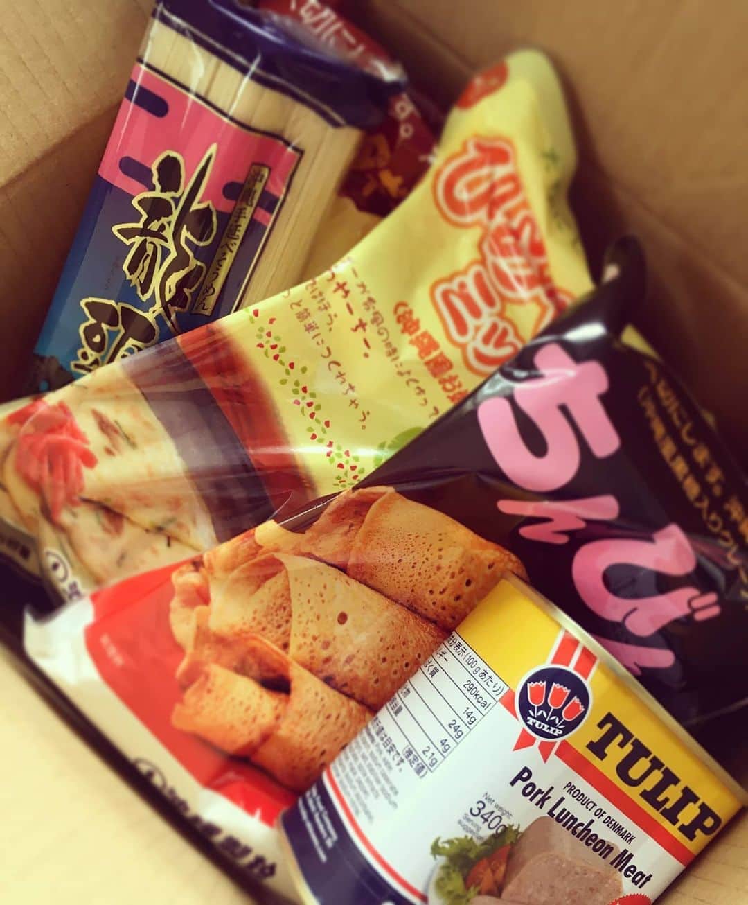 のインスタグラム：「この夏 大好きな、島の歌姫が我が家に届けてくれた贈りもの。 旅がしづらくなった今、箱をあけたとき、うわぁ〜って沖縄の風がよみがえったんだよ。 いつかまた訪れて、そのときはド観光じゃなくて、島に根づいた彼女の話をゆっくり聞きたいなぁ。そして彼女の唄とGroovyな三線も。 ありがとうね。  #美味しい詰め合わせいっぱい」