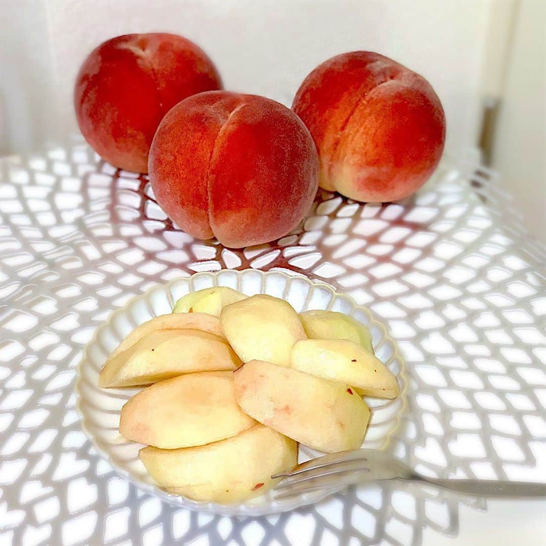 柴本愛沙さんのインスタグラム写真 - (柴本愛沙Instagram)「🍑 8月も今日で終わりですね👒 初めてお盆の帰省を自粛した今年の夏。 両親が、地元・長野県中野市の 大きくて立派な桃を送ってくれました。  柔らかいのより、かための桃が好きで そのまま皮をむいて食べていたけど、 だいぶ柔らかく熟してきたので、 最近はアレンジレシピばかり。  この日は桃のアールグレイマリネに🍴 マスカルポーネチーズと一緒に食べると よりフレッシュになって美味♡  香り良くてすっごく簡単なのに ちょっとオシャレな気分になれるメニュー。  #桃のアールグレイマリネ #桃のアールグレイマリネマスカルポーネ添え #信州中野 #中野市出身 #信州中野の桃 #長野県 #中野市 #長野県中野市 #桃 #太陽の味 #信州中野産 #ふるさと便 #ピーチ #アールグレイ #マスカルポーネ #おうちカフェ #あいさスイーツ #簡単レシピ #時短レシピ #おしゃれ風 #自分で言うな #デザート #8月も終わり #夏が終わる #自粛の夏 #特別な夏 #withcorona #桃の季節 #🍑」8月31日 19時50分 - aisa_shibamoto