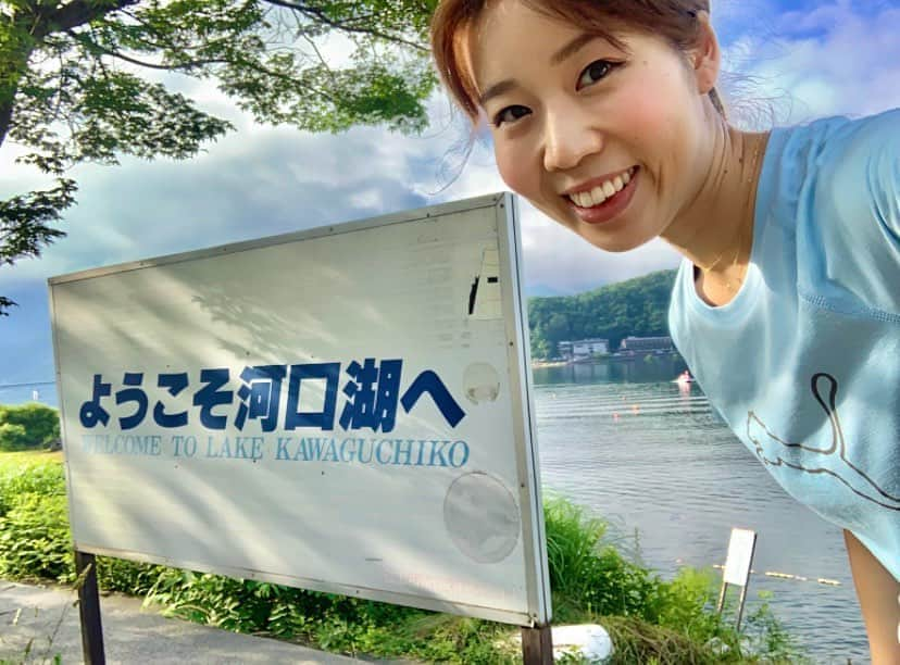 中橋舞さんのインスタグラム写真 - (中橋舞Instagram)「.﻿ 8月おわり🌻﻿ #夏の終わり  run👟4.6km﻿ はやい！はやい！はやいよぉー！﻿ 今年の夏はいつもよりあっという間の夏🏃‍♀️﻿ のんびりラン👟の月やった﻿ ﻿ ﻿ ﻿山もええけど 海や湖、川沿いを走るのが好き😎﻿ 水の流れる音、キラキラした水面が﻿ 涼しさ感じる☺️よねー！﻿ ﻿ランニングコース 山も水辺もどちらも捨てがたい✨  【暑い時期のランコース選びのオススメ】 🌿緑が多いところ🌱 葉っぱのまわりは 葉の光合成✨のサイクルで 温度が下がるそう⤵️だよ #自然の原理って面白い 😚 #残暑に負けない  ﻿ ﻿ 9月もマイペースに🌟﻿いくべ💕  #ランニング #running #runner #走るのが好き﻿ #runforfun #loverunning #走る #走るひと ﻿ #ガーミン﻿ #garmin #ガーミン女子 #forathlete245music ﻿ #まいrun #instarunners #ぼっちラン ﻿ #マラソン #marathon #馬拉松 #跑了就懂 #runstagram ﻿ #滝汗ラン #8月ラン #河口湖 #過去pic」8月31日 19時50分 - mai_nakahashi