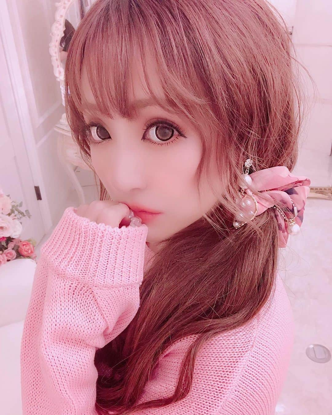 桜井莉菜さんのインスタグラム写真 - (桜井莉菜Instagram)「最近思うんだけどさ、 シュシュって何気に便利よね🤔💓 あー早くもう少し涼しくなって欲しい😢そろそろ秋服が着たいなァ🍁 撮影場所はくびれya @kubireya 💕 可愛い空間って何て癒されるんだろうか🥰 では久々にクイズします💓 昨日も美味し過ぎる物を食べて来ました❤️ さて、何を食べてきたでしょう？　 1.オムライス 2.お寿司 3.ピザ 正解者の中から3名様にコメ返します❤️❤️❤️  #ootd#code#codenate#riinacouture#秋服#shotting#クイズ」8月31日 19時50分 - rina__sakurai