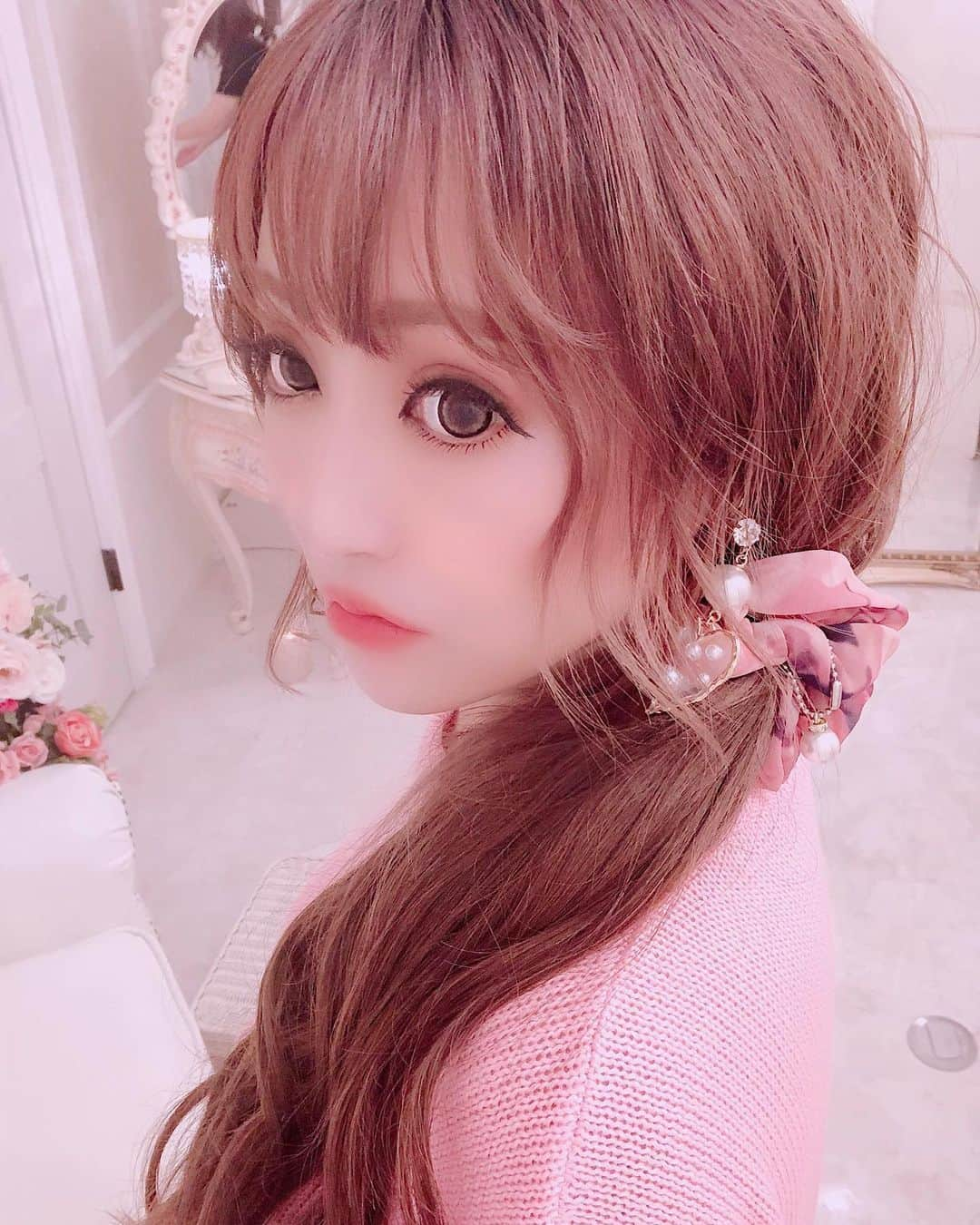 桜井莉菜さんのインスタグラム写真 - (桜井莉菜Instagram)「最近思うんだけどさ、 シュシュって何気に便利よね🤔💓 あー早くもう少し涼しくなって欲しい😢そろそろ秋服が着たいなァ🍁 撮影場所はくびれya @kubireya 💕 可愛い空間って何て癒されるんだろうか🥰 では久々にクイズします💓 昨日も美味し過ぎる物を食べて来ました❤️ さて、何を食べてきたでしょう？　 1.オムライス 2.お寿司 3.ピザ 正解者の中から3名様にコメ返します❤️❤️❤️  #ootd#code#codenate#riinacouture#秋服#shotting#クイズ」8月31日 19時50分 - rina__sakurai