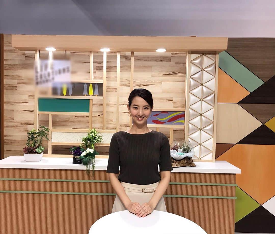 北川莉子のインスタグラム：「👩‍💼🎥🌸 ． ． 昨年7月より務めさせて頂きました Panasonic SATニュースキャスターを 8月末で卒業することになりました🙇‍♀️ ． 毎週楽しくて大好きな現場でした🥺💓 ． ロケでは色んな所に行かせて頂き 初めて学ぶ分野が多く とても新鮮でした😳✨ ． お世話になった皆さん 本当にありがとうございました‼️ ． 寂しい気持ちでいっぱいですが… 温かく送り出して頂き パワーも頂いたので 新天地でも自分らしく 頑張りたいと思います💪✨ ． ． #Panasonic#パナソニック #ライフソリューションズ社 #SATニュース#キャスター#卒業 #北川莉子」