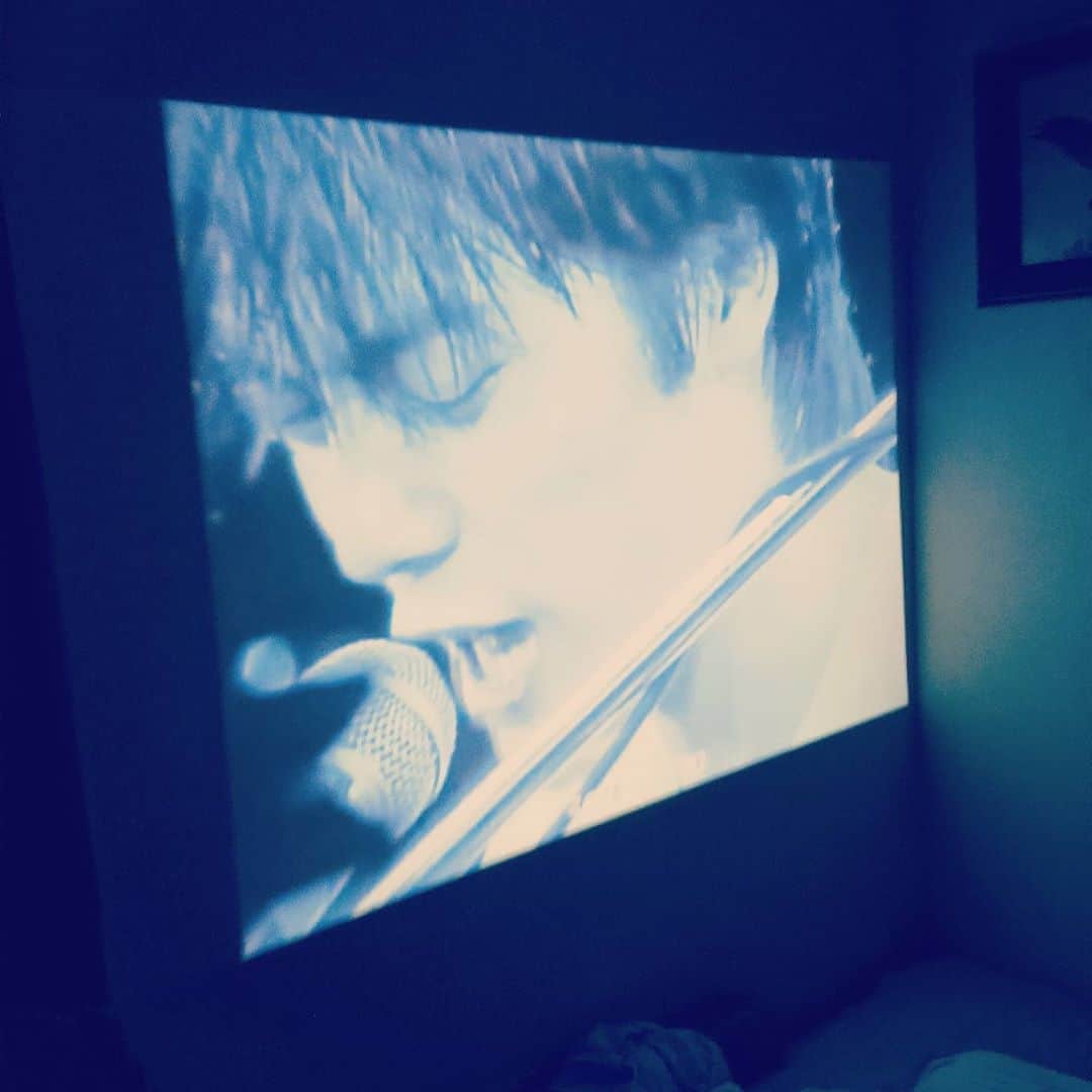 松本隆博のインスタグラム：「。  部屋を真っ暗にすると めちゃくちゃ迫力ある！ 尾崎豊が心に沁みる……  泣きそ。  この支配からの！！！ ……卒業。」
