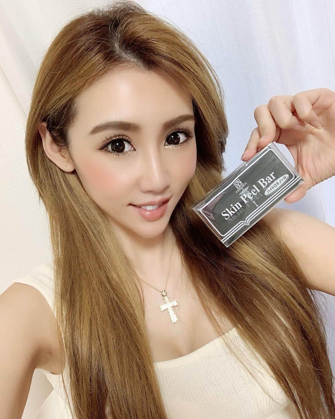 のインスタグラム：「. . ▶︎▶︎▶︎ 芹澤明日香の美容の時間です🧖🏼‍♀️ なんでもっと早く使わなかったんだろうと思う石鹸🧼 【Skin Peel Bar】スキンピールバー 肌表面の古い角質や毛穴汚れ、余分な皮脂をもこもこ泡で 洗い流してくれてターンオーバーをサポート✨ . 4種類あって私はブラック🖤 くすみもとってくれてお肌に透明感と明るさUP‼️ . いきなりお肌がガサガサ？になって皮膚科飛び込んだら 角質ですね、ピーリングして下さいって言われて… お薬もらったけどよくならず… 東京美容外科で撮影の時相談していろいろと 丁寧に教えてくれてこの石鹸購入🧼✨ 使った日からお肌がトゥルトゥル😳 使って数日で毛穴汚れもどんどん綺麗に🤭 なんでこれをもっと早く使わなったんだろうと… 泡の弾力すごいから泡パックもできるし洗顔が楽しくなったよ🥳 ちなみに皮むけしないピーリング石鹸だから良き🧼 . 効果などとても丁寧にわかりやすく説明して下さり 使い方も細かく教えてくれてありがとうございました🥰 . 🏥東京美容外科 @tokyobiyougeka  . . #skinpeelbar  #スキンピールバー  #スキンピールバーハイドロキノール  #美白ケア  #角質ケア  #シングルマザー #シンママ  #アラフォーママ #ママでも綺麗に  #ママでも綺麗でいたい  #美容オタク  #美容すきな人と繋がりたい  #東京美容外科 #美肌になりたい」