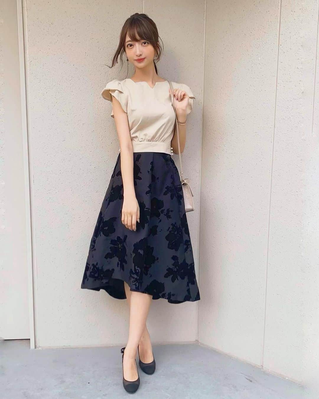 羽田優里奈さんのインスタグラム写真 - (羽田優里奈Instagram)「. . 前に私服もっとみたいと 言って下さる方がいらっしゃったので、 #今日のコーデ ☺️ . プチプラと程よく質の良いものを混ぜて、 お上品っぽく見せるコーデです🤭 . . . tops ▷ #toccocloset  skirt ▷ #mercuryduo  shoes ▷ #randa  bag ▷ #GRL  . . . お気に入りポイント▷ . 花柄の部分がフェルト素材でお上品。 後ろ下がりのスカートが、 風に揺れると形を変えて かっわいんだ！🍃 これから秋にかけても活躍しそう☺️ . . . . . #ootd #fashion #fashiongram #coordinate  #コーデ #フェミニンコーデ #きれいめコーデ #フォーマルコーデ #ベージュコーデ #シック  #フレアスカート #スカート #上品コーデ  #ブラックコーデ #アシンメトリースカート  #トッコクローゼット #マーキュリーデュオ  #ランダ  #グレイル  #イレヘムスカート　 #ファッション #コーティネート #私服 #撮影」8月31日 20時05分 - hadayurina_