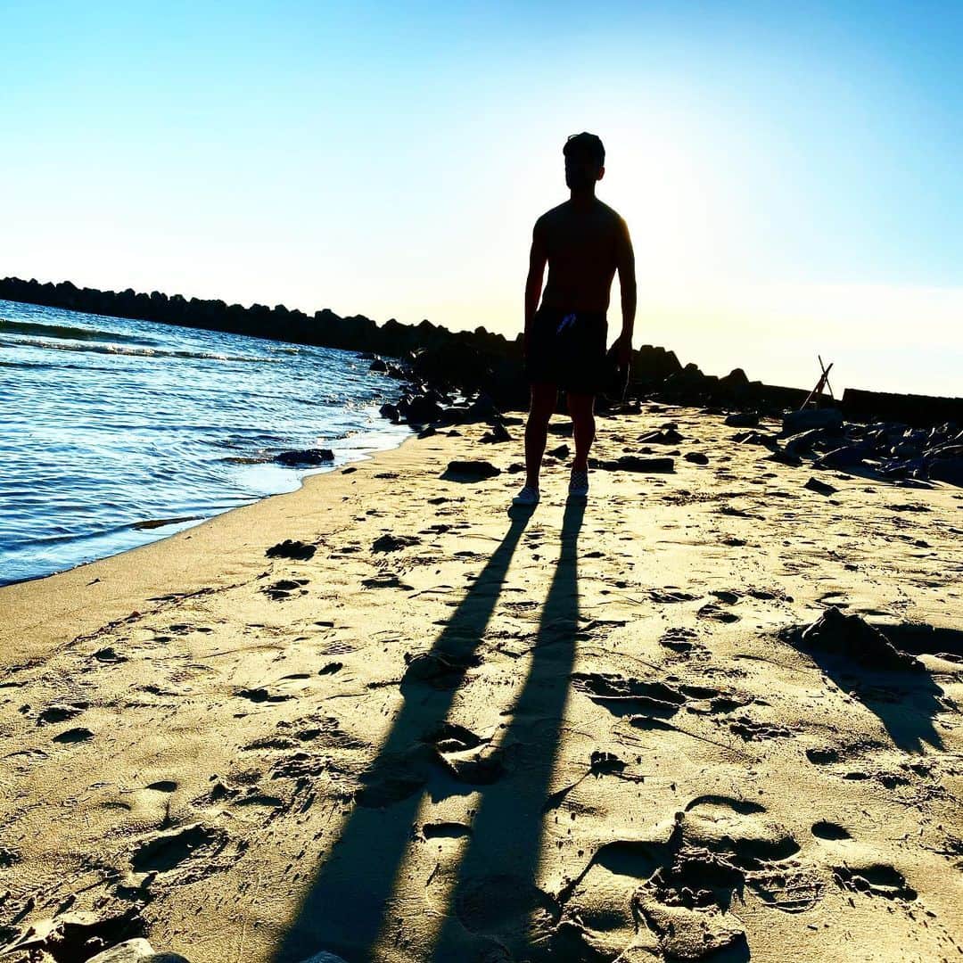 元気☆たつやさんのインスタグラム写真 - (元気☆たつやInstagram)「ここは、、地の果てか、、 #漂流 #海 #砂浜 #beach #逆光 #followｍe  #sky」8月31日 20時07分 - genkitatsuya