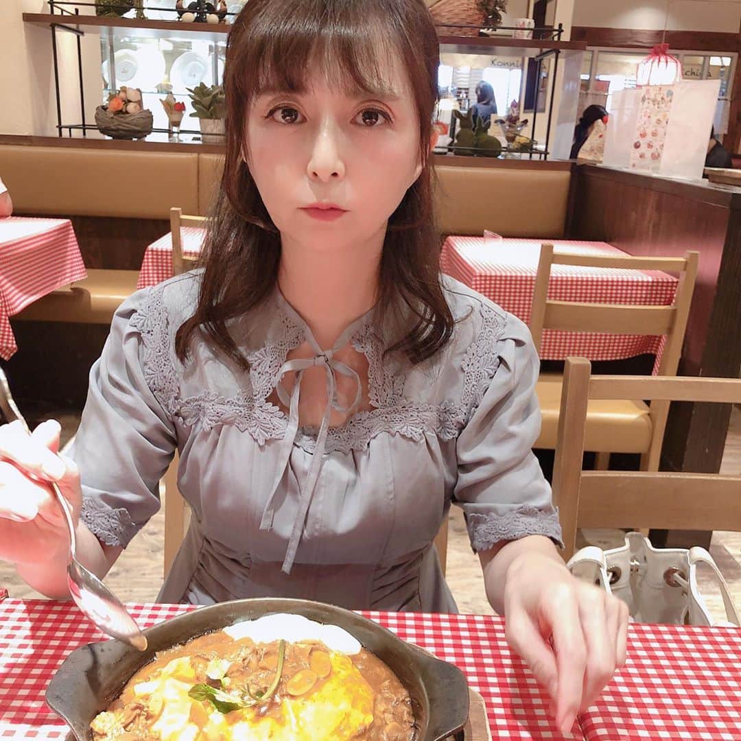 皆方由衣さんのインスタグラム写真 - (皆方由衣Instagram)「ままとランチ🍽 アリスの食器かわいい♡  ままもいつもより かわいかった♡」8月31日 20時08分 - yuiminakata