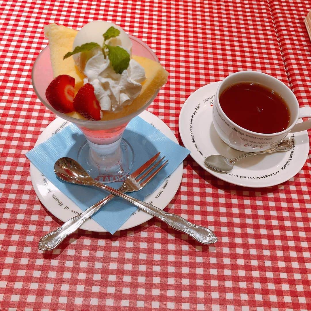 皆方由衣さんのインスタグラム写真 - (皆方由衣Instagram)「ままとランチ🍽 アリスの食器かわいい♡  ままもいつもより かわいかった♡」8月31日 20時08分 - yuiminakata