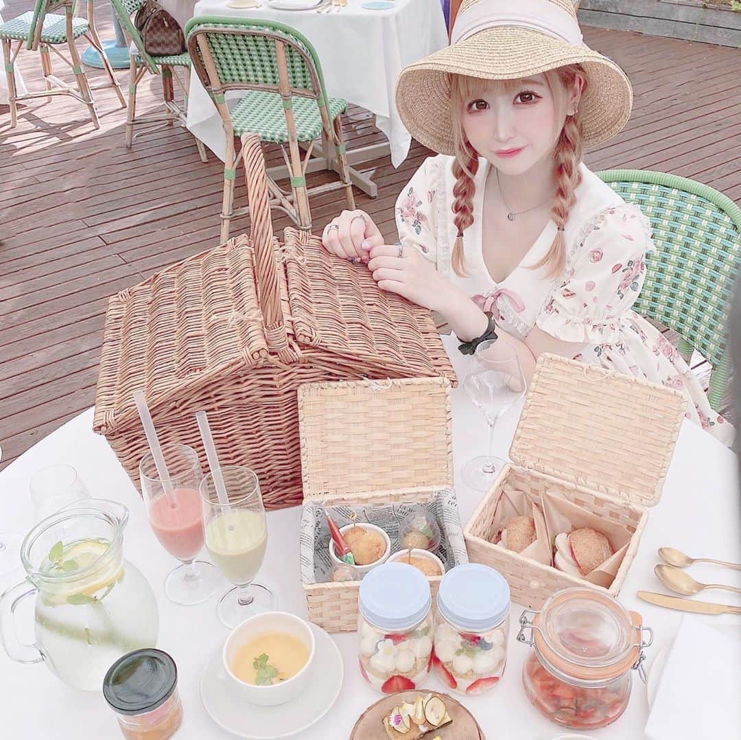 のインスタグラム：「メゾンプルミメールのピクニックアフタヌーンティー最終日に間に合ったあ🍽💕 晴れ女だからテラス席暑すぎてしんどかったᐡ ߹𖥦߹ ᐡ॑笑 * * #メゾンプルミエール #アフタヌーンティー #アフタヌーンティーセット #ピクニック #maisonpremiere #afternoontea #picnic #おしゃピク #ピクニックコーデ #テラス席 #恵比寿グルメ #恵比寿カフェ #恵比寿 #中目黒カフェ #中目黒 #東京カフェ #カフェ巡り #自撮り女子 #自撮り #被写体 #メイド #コンカフェ #アイドル #地雷メイク #美男美女と繋がりたい #japanesegirl #maid #followforfollowback #いいね返し #フォローミー」