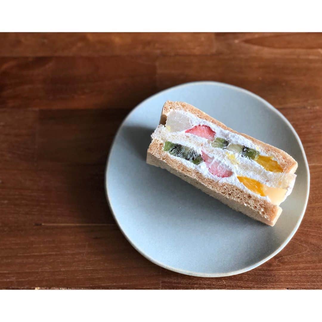 太田彩乃のインスタグラム：「ひっさしぶりのフルーツサンド🍊🍐 しわあせー。 . . #フルーツサンド #フルサン #フルーツサンド専門店 に行ってみたい」