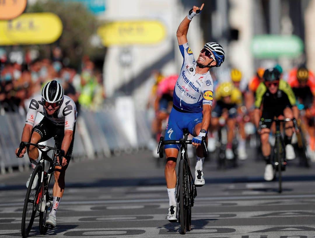 ルモンドさんのインスタグラム写真 - (ルモンドInstagram)「« Sur le papier, cette étape me plaît beaucoup. » Sur le goudron, aussi, visiblement. Julian Alaphilippe avait annoncé la couleur, dimanche 30 août, au moment de prendre le départ de la deuxième étape du Tour de France 2020 : « On a un plan, j’espère que ça va marcher. »⁣ Au vu du maillot jaune que le Français a endossé quelques heures plus tard, la manigance a fonctionné. Vainqueur d’un sprint à trois sur la promenade des Anglais, à Nice, quelques dizaines de mètres devant le gros de la troupe, Alaphilippe retrouve « son » maillot jaune au terme d’une étape à travers l’arrière-pays niçois. Son plan était simple : « J’ai couru comme sur une classique ! »⁣ -⁣ Julian Alaphilippe, vainqueur de l'étape le dimanche 30 août. Photo : Stéphane Mahé (@stephane.mahe) / AFP (@afpphoto)⁣ -⁣ #TourDeFrance #Cyclisme #JulianAlaphilippe」8月31日 20時18分 - lemondefr