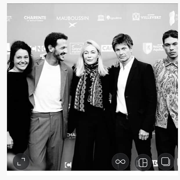 エマニュエル・ベアールのインスタグラム：「Un film c’est une équipe @ludovicbergery ( director) @vincent_dedienne  @sandorfuntek  @marie.zabukovec  film l’étreinte sortie 3 février j @mobydick @pyramide.distribution @ffangouleme」