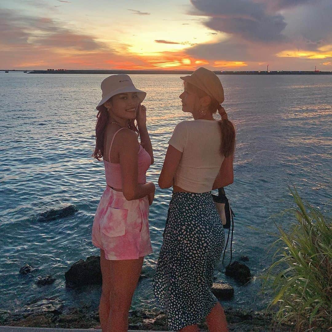 ちほのインスタグラム：「31 August🌺 夏の想い出 手を繋いで 歩いた海岸線 車へ乗り込んで 唄ったあの夏の日〜 . . 今までで1番思い出に残る8月だった🧡💙」
