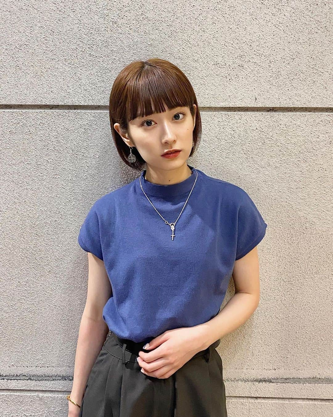 広瀬ちひろさんのインスタグラム写真 - (広瀬ちひろInstagram)「最近は青が好きみたい~ モチモチしてて生地まで可愛いニット❤︎ @titivatejp です~ 全身バージョンはいつも通り次の投稿で！ アップ載せた後にコーデ載せるのそろそろ定着してきたかな？笑 #ちひろずファッション #titivate #ティティベイト #titivatestyle #ボトルハイネックフレンチスリーブニット #ボブ #ショートボブ #ショートヘア #ミニボブ」8月31日 20時13分 - chi_hirose