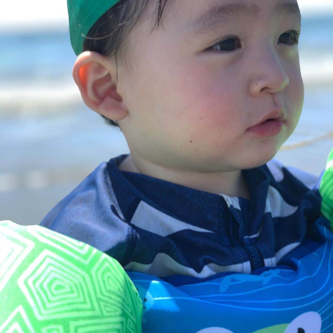 のインスタグラム：「山﨑家の夏休み🌞🍉 やっぱり海に行かないと締まらないよねって事で 週末は海に🏖 そう！千ちゃん初海デビュー👏👶🏻 足つけた初めは泣いていたけど慣れ始めたら 楽しんでいてとにかく可愛いかった。(そればっかり 砂浜がやっぱりいいみたいで泥遊びにうっとり千ちゃん🥺 (9枚目動画参照 ゆうしんが好きなのは浮き輪でぷかぷか〜🐳 ちょっとの時間だけど満喫出来たね⛵️♡ 私はいろんな初めてを観れる喜びを日々噛みしめてる。。☺️ . . #山﨑家の夏休み🌞 #磯ノ浦海水浴場 #怪獣やら亀やら動物まみれ千ちゃん🐢 #リールにCM載せてるよ🌞」