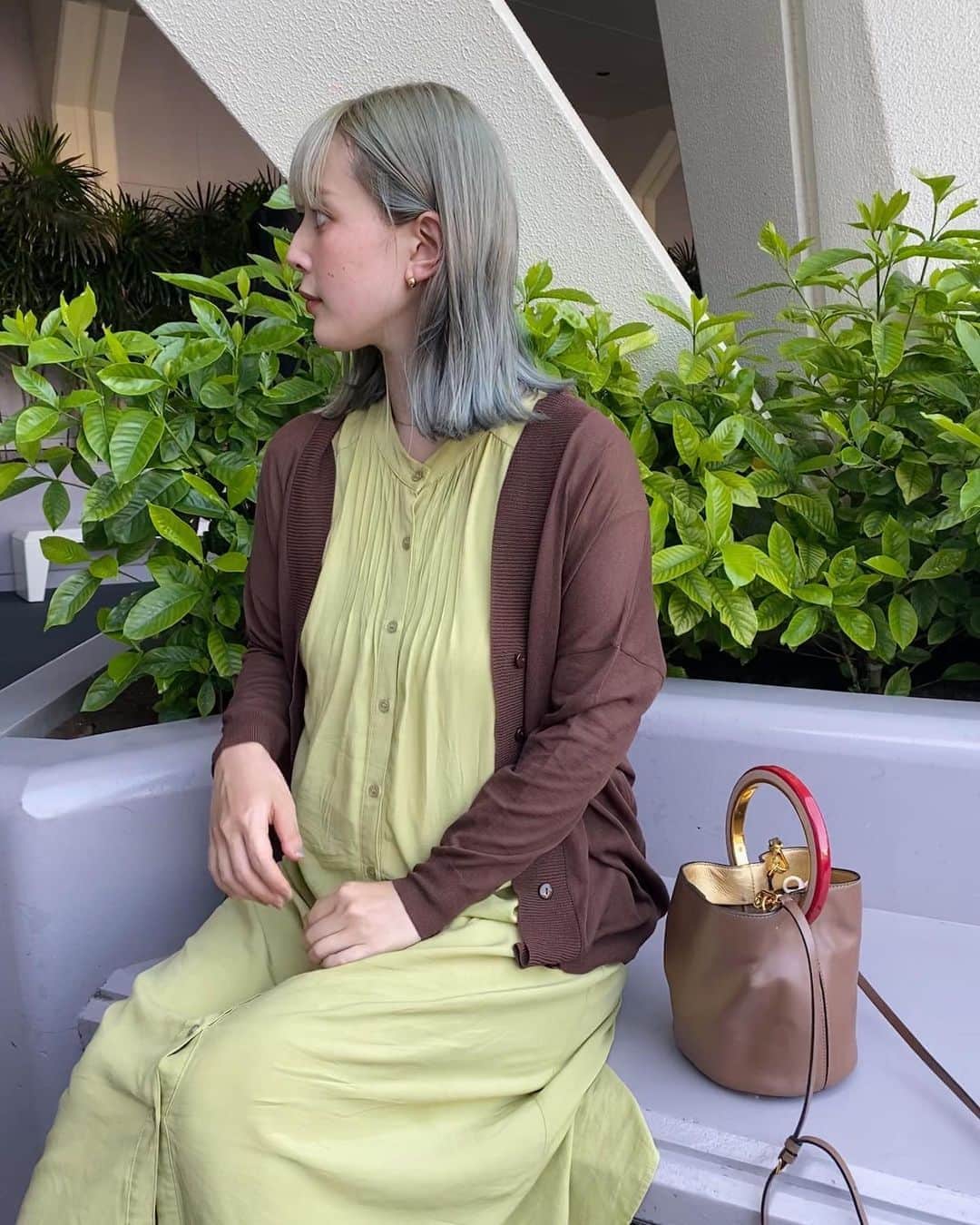 目見田早弥子のインスタグラム：「◯ 髪が白っぽいグリーンに色落ちしてきた🌳 緑大好きマンみたいになっちゃった カーディガンは日焼け対策&冷房対策🦥 ⠀ @titivatejp #titivate#ティティベイト#titivatestyle#リブ襟シアーカーディガン#fashion#outfit#coordinate」