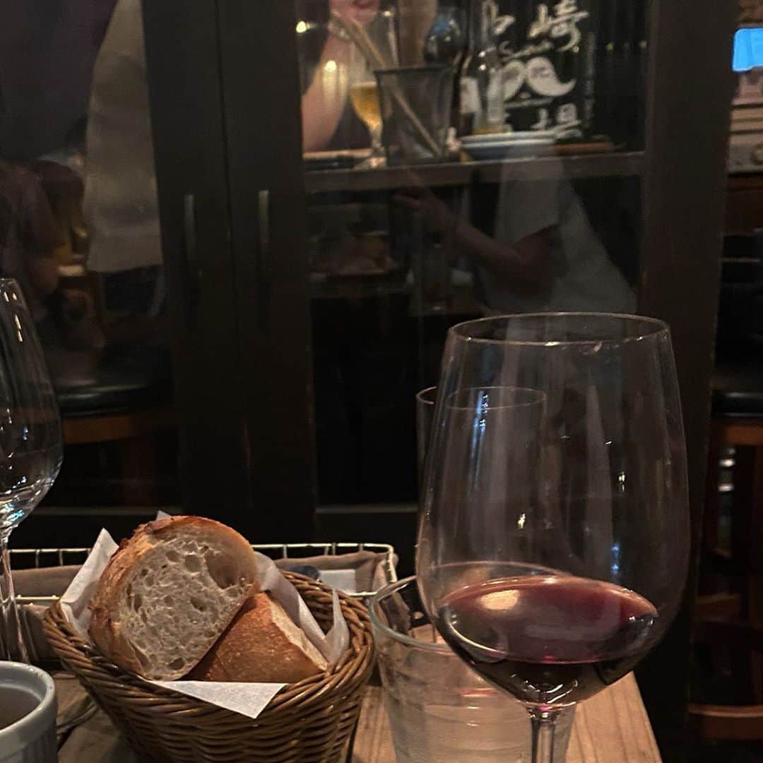 のインスタグラム：「. 暑くても、中の方が快適なん分かってても、テラスが好きやな〜🌃🍾」