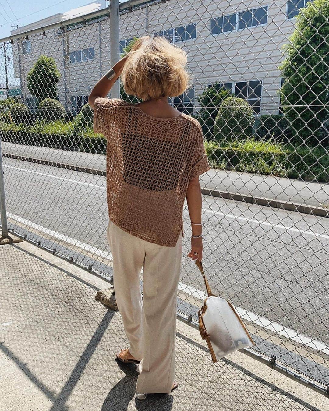 のインスタグラム：「. . アミアミ✌︎✌︎ @dholic_official の🤎 . . tops ⋆ @dholic_official @dholic_snap  pants ⋆ @nanouniverse_official  shoes ⋆ @whoswhochico  bag ⋆ @todayful_  . . #ootd#outfit#fashion#coordinate#today#code#dholic#dholicsnap#夏コーデ#大人カジュアル#カジュアルコーデ#シンプルコーデ#シンプル#休日コーデ#今日の服#ワントーンコーデ#ブラウンコーデ#ベージュコーデ #ゆるコーデ#ラフコーデ#オトナカジュアル#パンツコーデ」