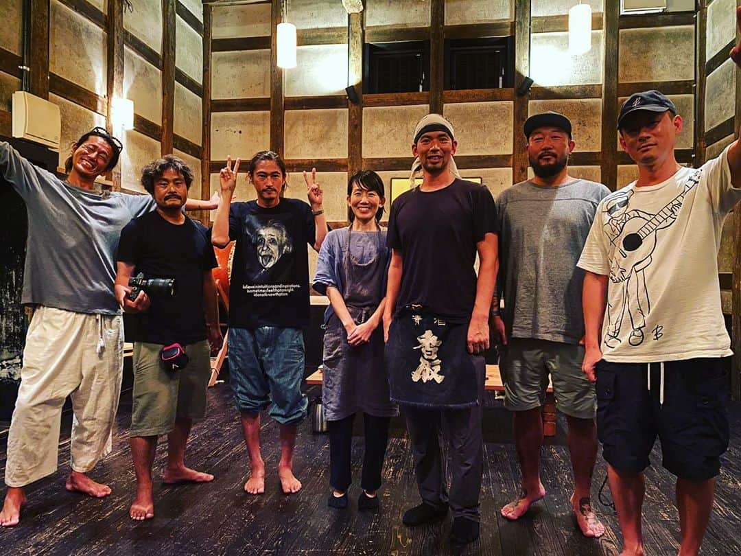 窪塚洋介のインスタグラム：「YouTubeチャンネル『今をよくするTV』収録♪ 3話目は千葉県香取の"寺田本家"さんのところに遊びに行きました^ ^ 微生物や発酵、共生の話に花が咲き最高でした。このまま撮り貯めて年末には公開出来るかなあ〜🤗」