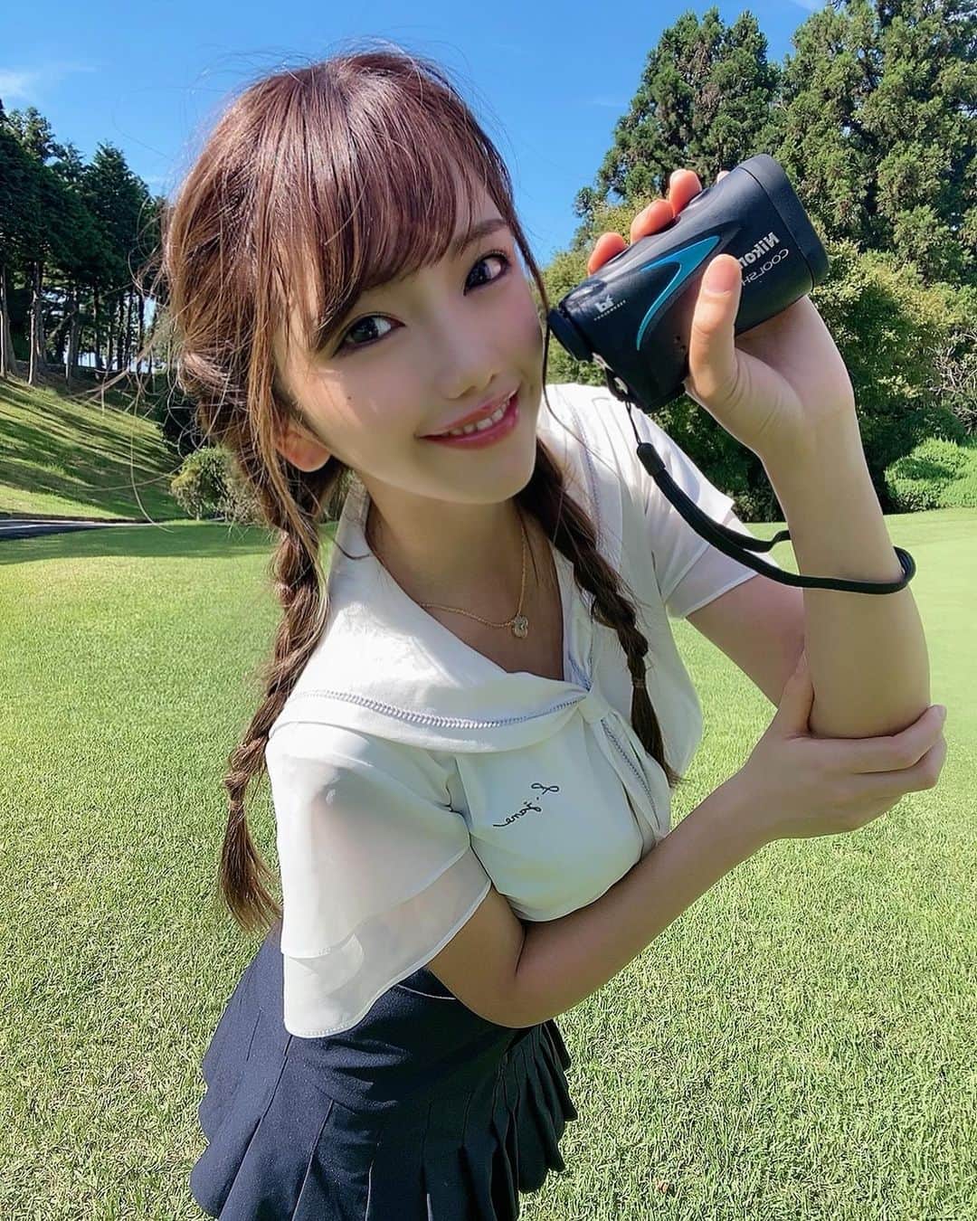 のインスタグラム：「この距離測定器💙、誕生日プレゼントってもらったの(˚ ˃̣̣̥ω˂̣̣̥ )- ̗̀ ♡ ̖́- ほんまにほんまにありがとう、、 サプライズすぎてうるうる🥺 感動しちゃった、、  めっちゃ便利すぎてこれなかったら ゴルフできない！！！  欲しいってゆってたの覚えててくれて ほんまにありがとう( ⁎ᵕᴗᵕ⁎ )！！  今日は楽しい楽しい関西女子4人で ゴルフでした〜- ̗̀ ♡ ̖́-  @11kaaaana15 @setsu.golf @mktyy_golf  楽しい時間をありがとう❤  標高が高くて涼しいって噂の 茨木高原カンツー、死ぬほど 暑かったけど、、🥺🥺笑  あと、ドライバー調子悪いの なおったーーーよーーー🤍  スイング変えたのわかるかなぁ😆  いま研究中〜😇❤  #ゴルフ #ゴルフ女子 #ゴルフ女子と繋がりたい #ゴルフスイング #ゴルフウェア #韓国ゴルフウェア #ゴルフ好きな人と繋がりたい  #ゴルジョモ #ゴルフ初心者 #関西ゴルフ女子  #20代ゴルフ」
