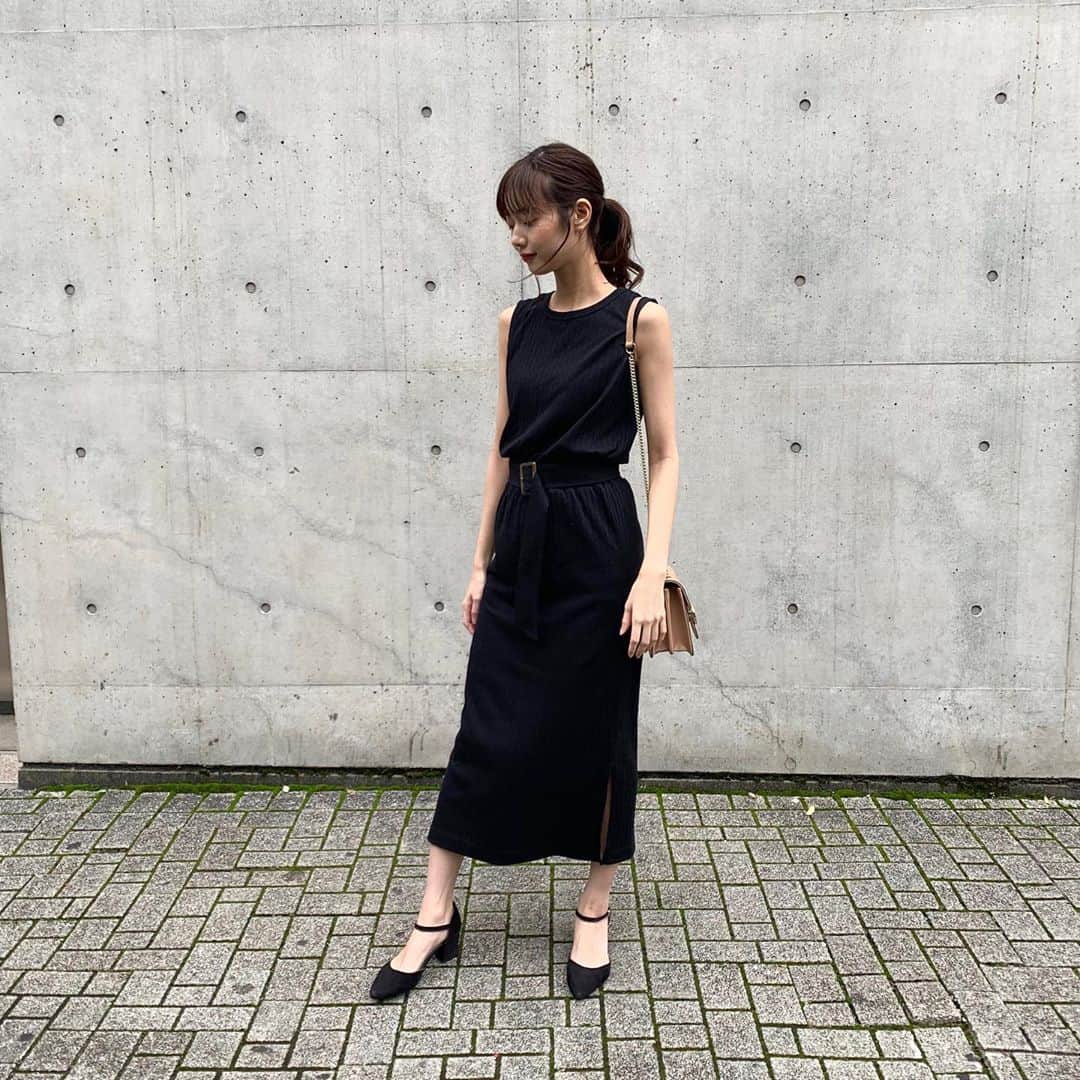杉浦みずきのインスタグラム：「. 縦長なかんじの服がめっちゃ好き❤︎ 一見上品だけど生地感とかはカジュアルだからラフな感じで普段によく着る😋 もう9月になるけど、どのくらいから長袖に切り替わるっけ？？笑 最近買ったばっかりの服もノースリーブが多いんやけど、、、🥺笑」