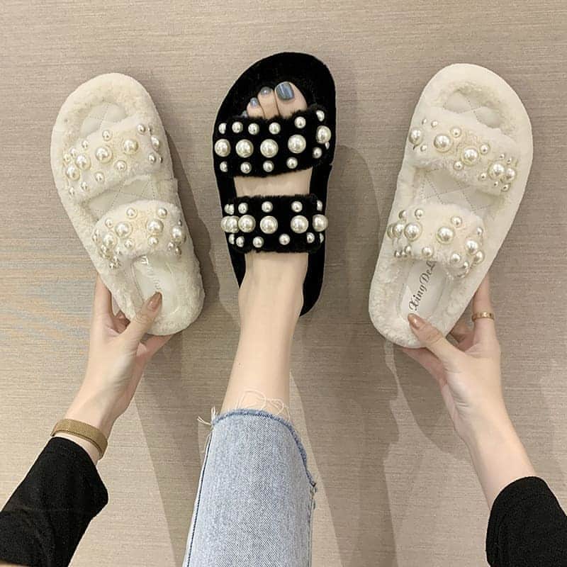 のインスタグラム：「♡ふわふわ厚底ファーサンダル SHS502901  (￥2,680)  新作アイテムか 入荷   #おしゃれさんと繋がりたい #大人のサンダル#サンダルコーデ #ミュールコーデ #きょコ#秋コーデ#韓国#サンダル#カットワークサンダル#カットワークサンダルコーデ」