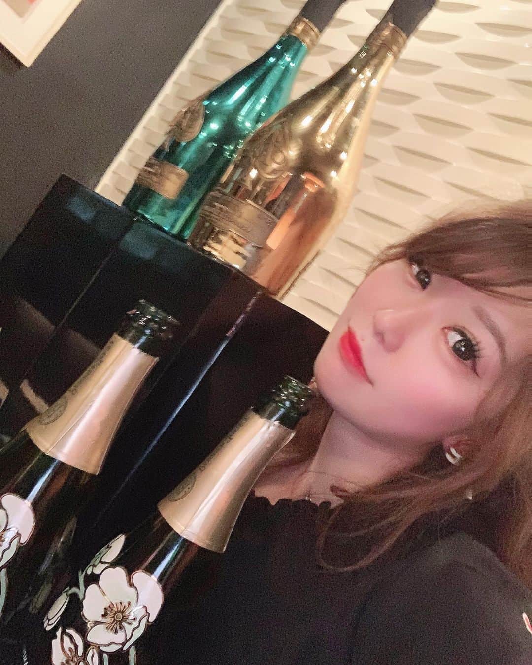愛咲えれなのインスタグラム：「.. . 3周年でたくさんの シャンパン頂きました🙇‍♂️💓 写メとれてないやつもある😭 幸せです😢✨✨ . 大阪府大阪市中央区東心斎橋2-3-17 パピヨンビルB1F . Club IRIS 愛咲 えれな  . #愛咲えれな #きゃばきゃば #撮影 #キャバ嬢 #iris #キャバクラ #クラブ #ミナミ #北新地 #宗右衛門町 #ポケパラ #指名 #えれな #シャネル #バースデーイベント #シャンパン #アルマンド #踊れるキャバ嬢 #踊れるキャバ嬢といえばえれな #イリス #ホステス #いいね返し #キャバ #ソウメイジャパン #ベルロゼ　#クラブイリス #アルマンドマスターズ　#アルマンドマスターズエディション」