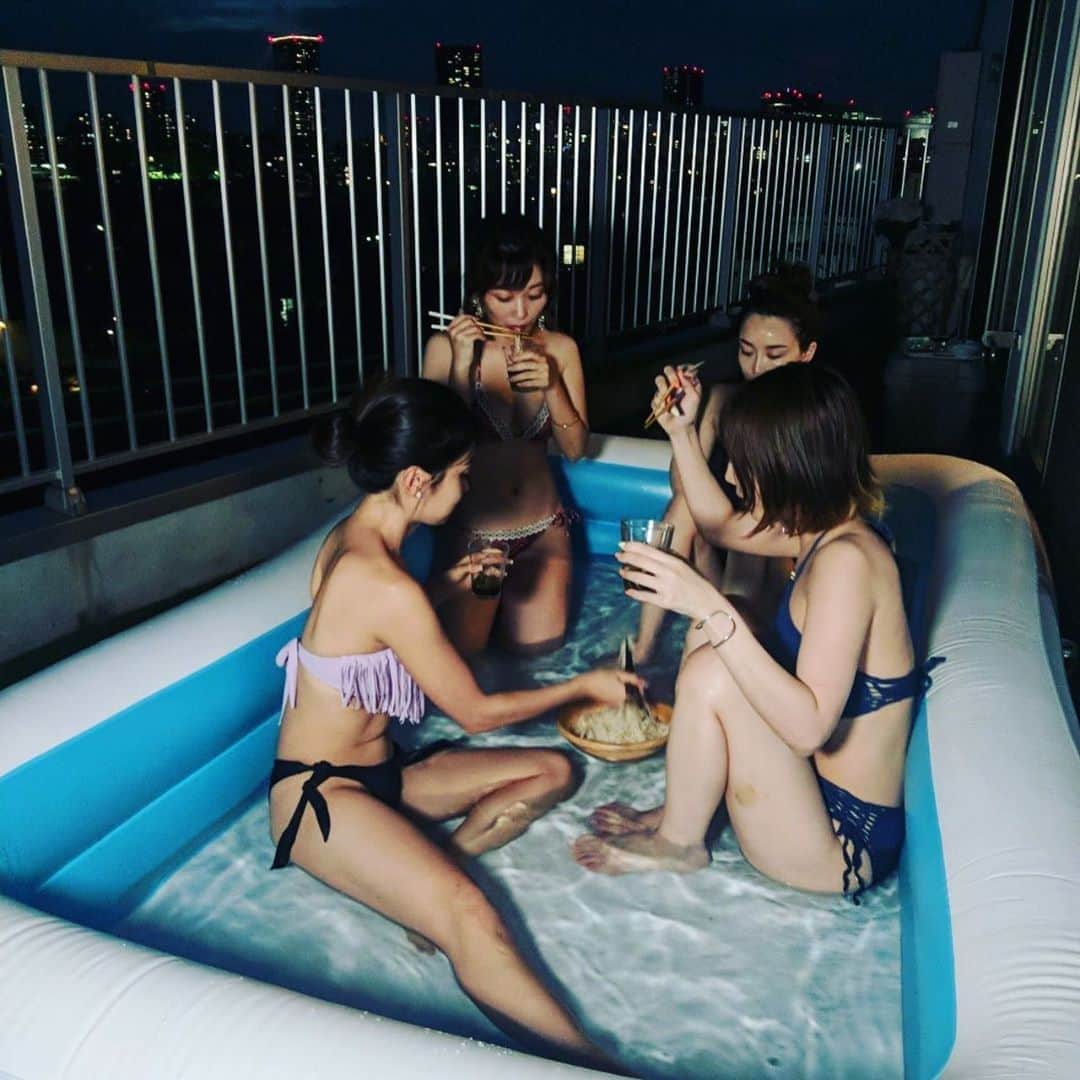 のインスタグラム：「そうめんおいしかっためん！ モジャ可愛さ溢れてたあ くまみきちゃんが持ってきてくれた初めて食べるお菓子！ ありーさんとスノウを嗜む 水で濡らしてつけるタイプのタトゥー！かわいい！ #おうちナイトプール #そうめん #女子会 #タトゥー」
