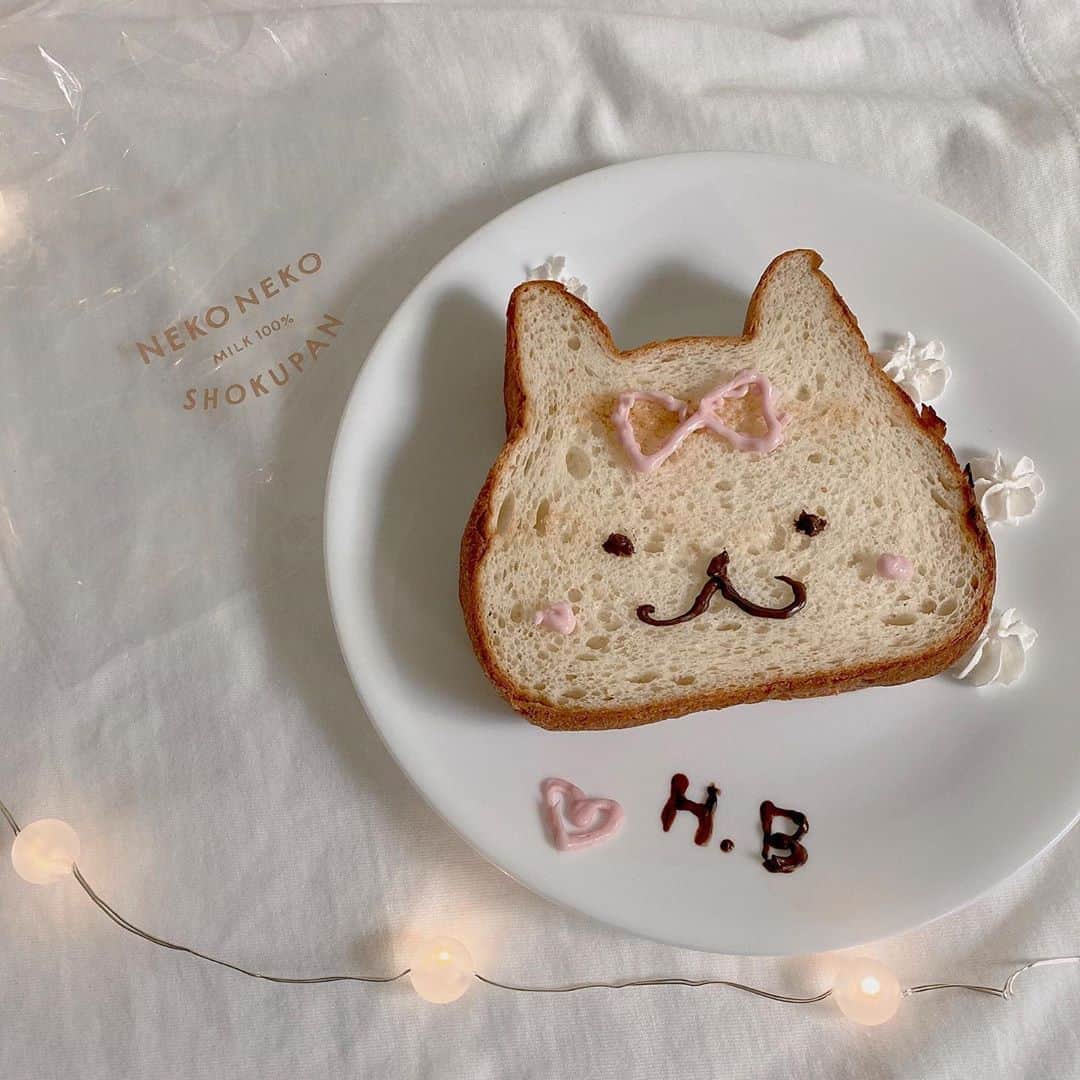 北川花音さんのインスタグラム写真 - (北川花音Instagram)「﻿ 8月生まれのみんな〜🍉﻿ お誕生日おめでとうございます！﻿ ﻿ ﻿ 猫型のパン、一目惚れで買ったの♡ ﻿ #パン  #猫型食パン  #かののんおやつ  #北川花音  #ニコラ  #nicola」8月31日 20時35分 - kanon_kitagawa