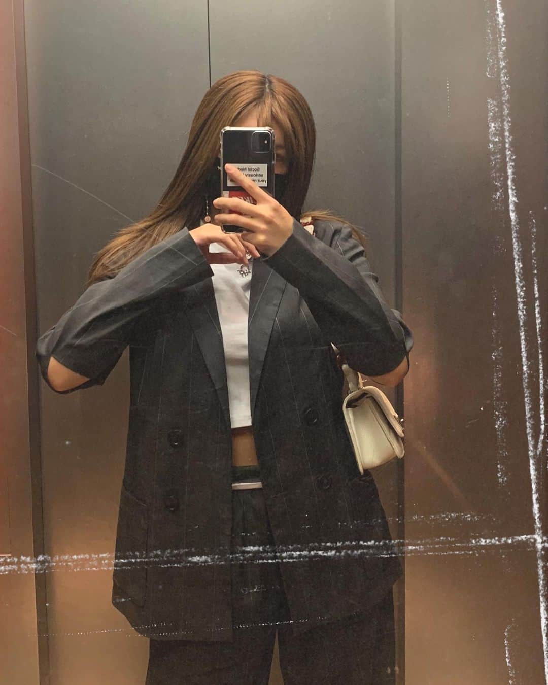 滝沢結貴のインスタグラム：「𝐹𝒜𝐿𝐿 𝑀𝒪𝒪𝒟 🍂🍁 ずっと秋の気分で、待ちきれなくて秋服を。笑  set up: @tibi  bag: @wakatakahashi_leathergoods  jewelry: vintage @dior @grossejapan」